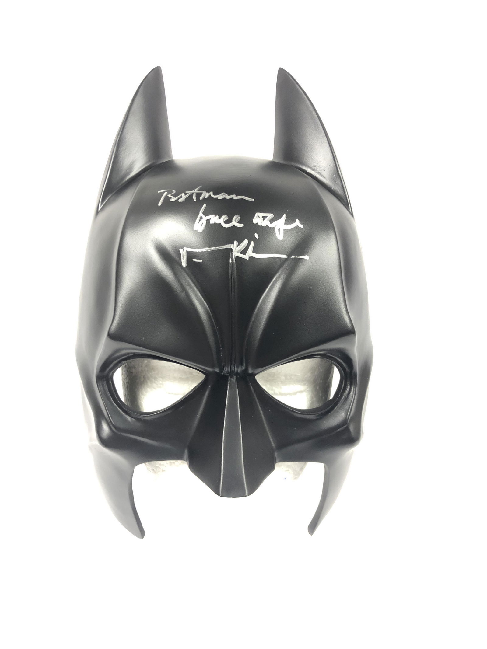 Val Kilmer Autograph Signed Batman Mask: Category: Autograph CollectiblesAutograph Includes: Val KilmerItem is in great condition with no damage, unframedIf image of documentation is attached in the listing, the lot is sold with documents. P