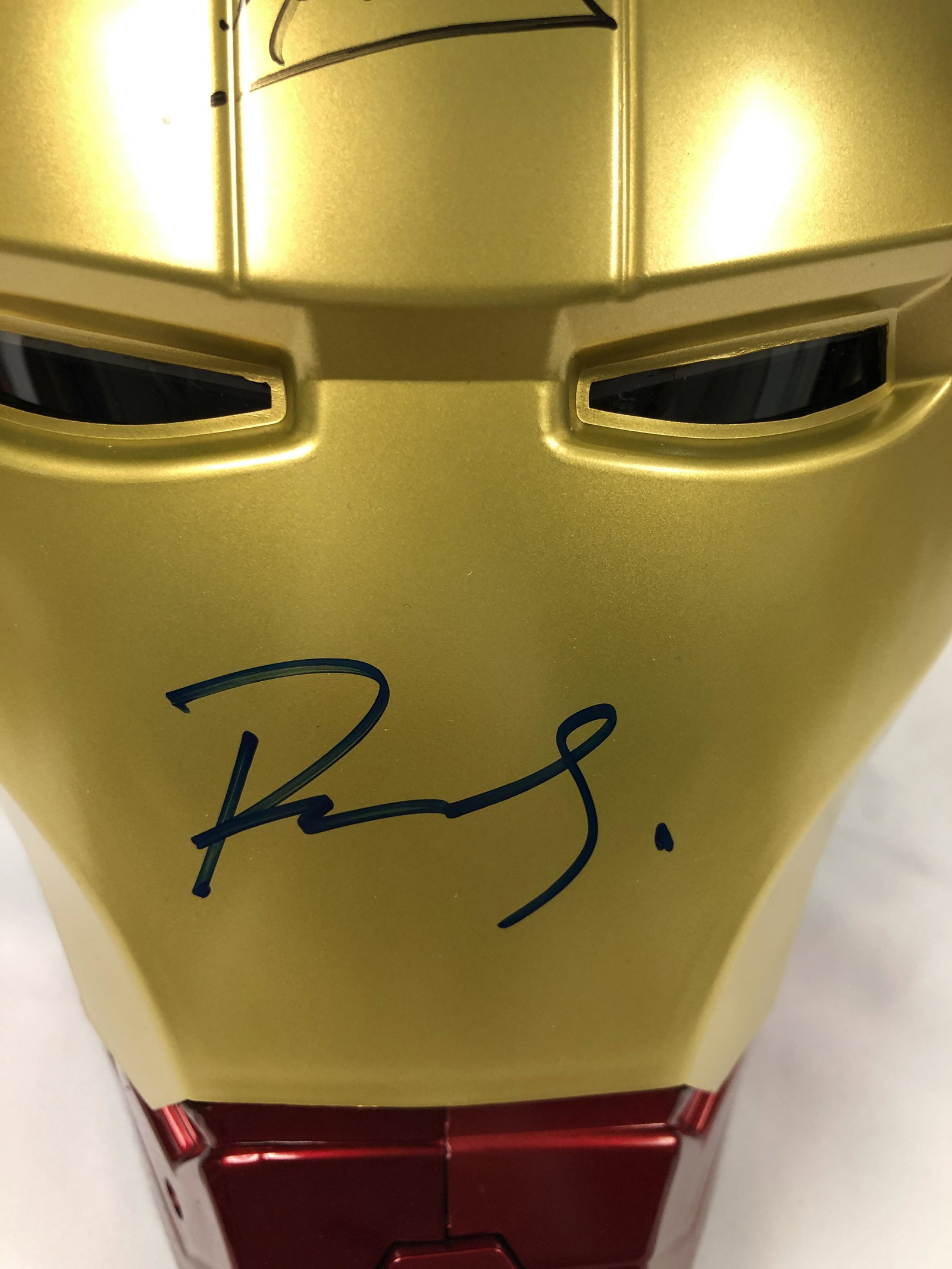 Robert Downey Jr Stan Lee Autograph Signed Iron Man: Category: Autograph CollectiblesAutograph Includes: Robert Downey Jr, Stan LeeItem is in great condition with no damage, unframedIf image of documentation is attached in the listing, the lot is sold w