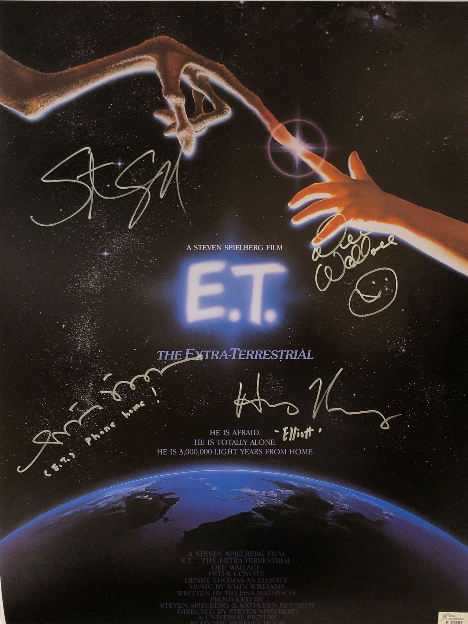 Henry Thomas Autograph Signed ET Steven Spielberg: Category: Autograph CollectiblesSize: Width 24 inches x Height 36 inchesAutograph Includes: Henry Thomas, Dee Wallace, Steven Spielberg, Matthew DeMerittItem is in great condition with no damage, unfr