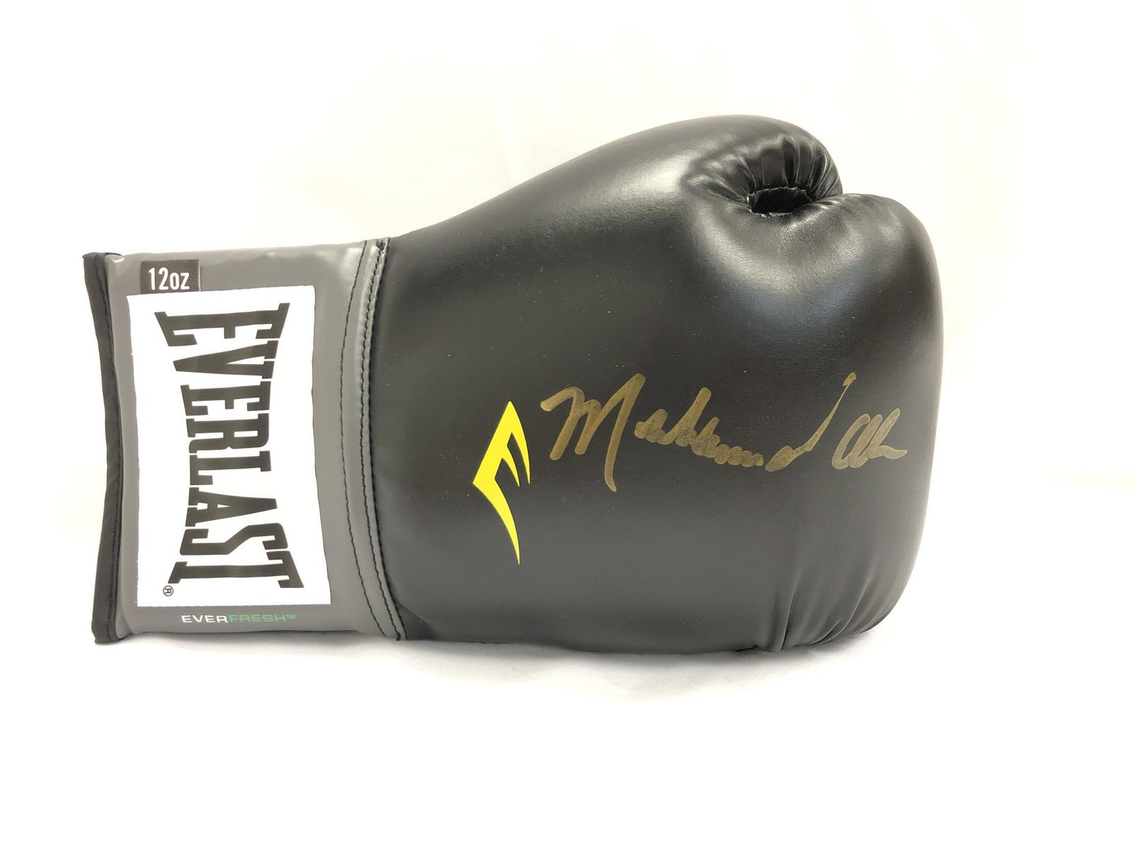 Muhammad Ali Autograph Signd Boxing Glove: Category: Autograph CollectiblesAutograph Includes: Muhammad AliItem is in great condition with no damage, unframedIf image of documentation is attached in the listing, the lot is sold with documents.