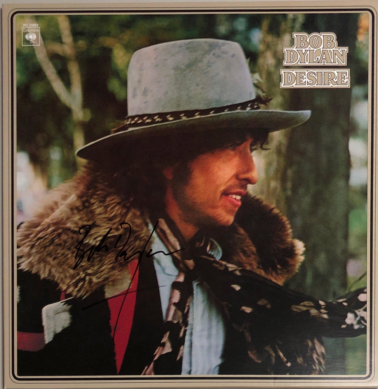 Bob Dylan Autograph Signed Desire Vinyl: Category: Autograph CollectiblesAutograph Includes: Bob DylanItem is in great condition with no damage, unframedIf image of documentation is attached in the listing, the lot is sold with documents. Pl