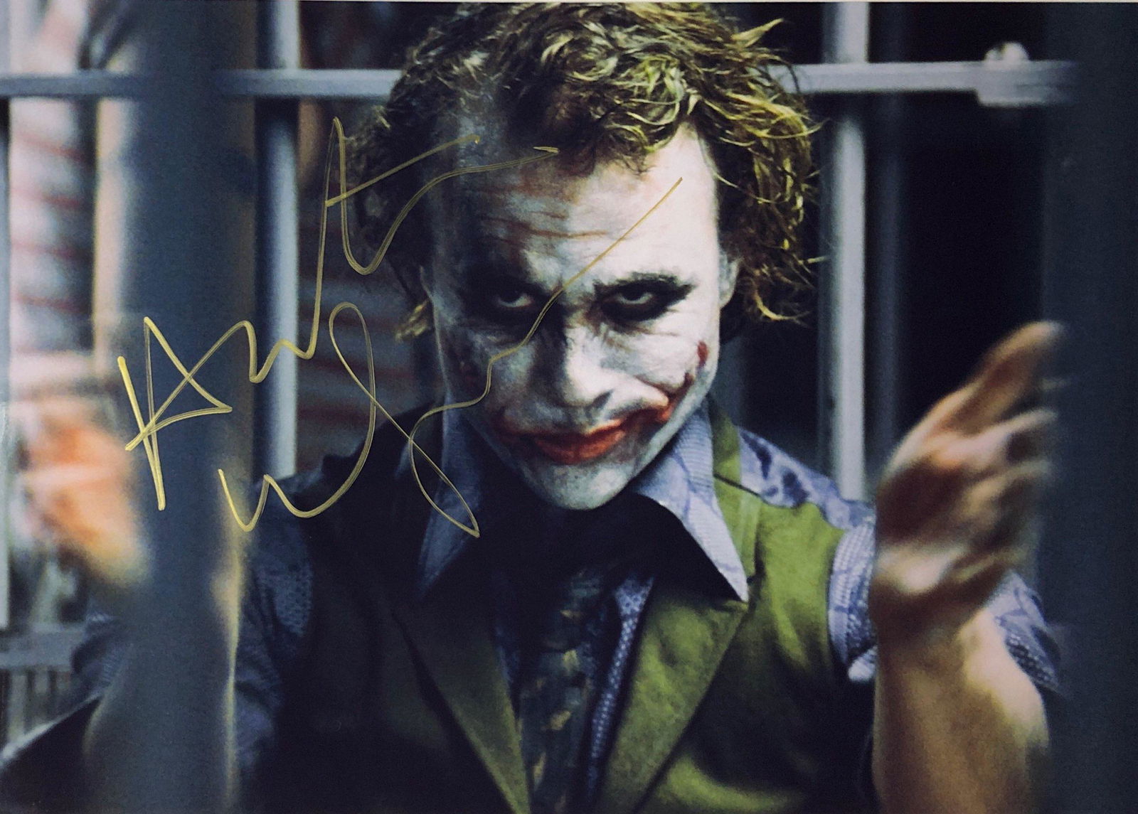 Joker Photo Heath Ledger Autographed Signed: Category: Autograph Photo CollectiblesItem is in great condition with no damage, unframed If image of documentation is not attached in the listing, the lot is sold without documents. Please review our
