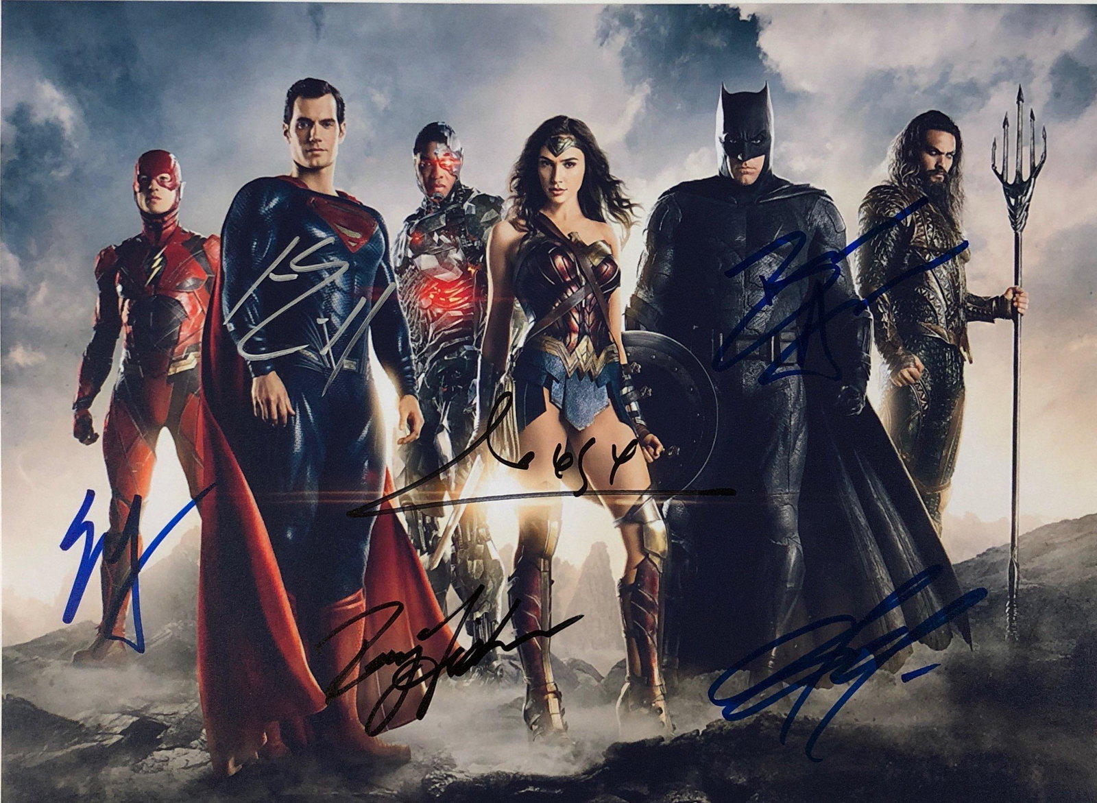 Justice League Photo Ben Affleck Autographed Signed: Category: Autograph Photo CollectiblesItem is in great condition with no damage, unframed If image of documentation is not attached in the listing, the lot is sold without documents. Please review our
