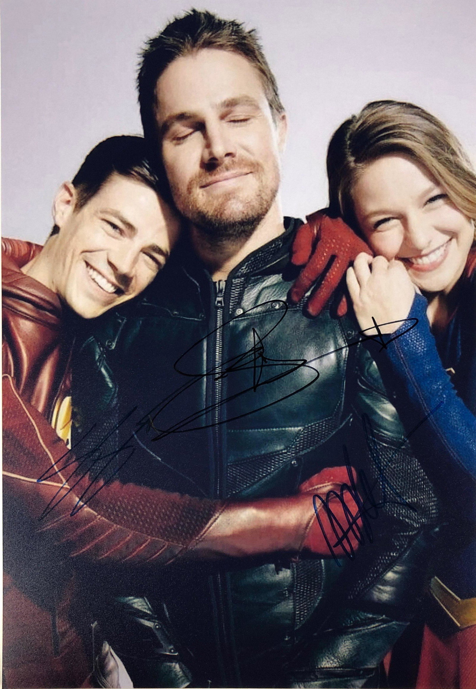 Supergirl Melissa Benoist Stephen Amell Photo: Category: Autograph Photo CollectiblesItem is in great condition with no damage, unframed If image of documentation is not attached in the listing, the lot is sold without documents. Please review our