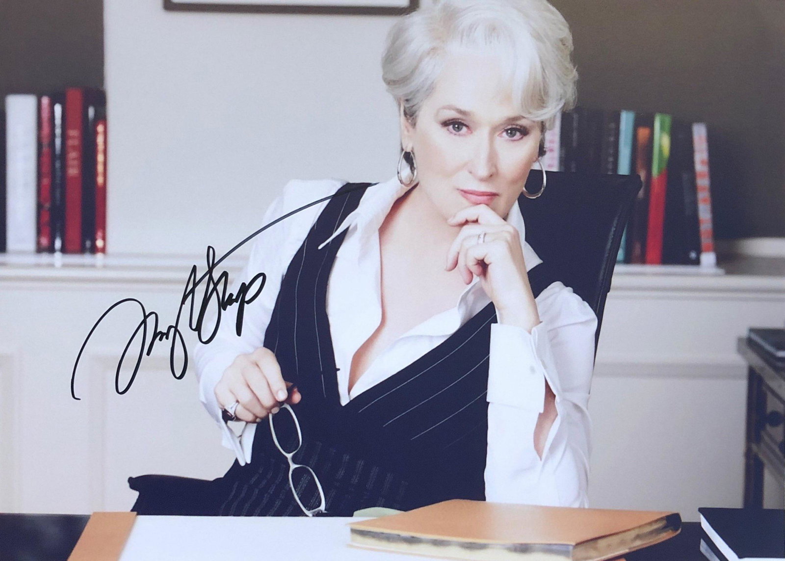 Meryl Streep Autograph Signed Photo: Autographed by:Meryl StreepSize: 8" x 10"Category: Autograph CollectiblesItem is in great condition with no damage, unframed If image of documentation is not attached in the listing, the lot is sold w