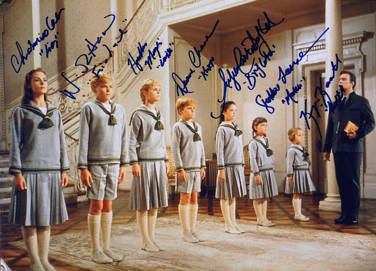 Sound of Music Charmian Carr Photo Autographed Signed: Autographed by:Charmian Carr, NicholasHammond, Heather Menzies-Urich, Duane Chase, AngelaCartwright, Debbie Turner, Kym KarathSize : 8"x10"Category: Autograph CollectiblesItem is in great condition wi