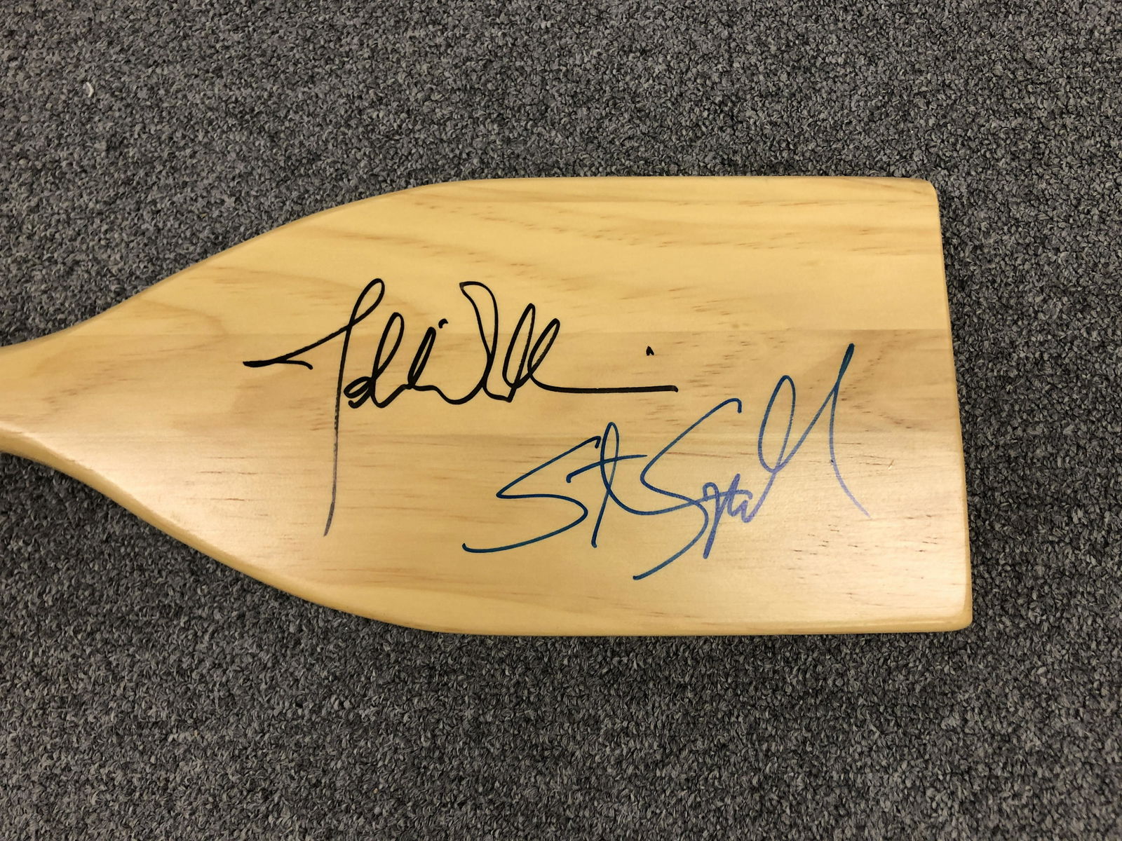 Signed Jaws Oar John Williams Steven: Category: Autograph CollectiblesItem is in great condition with no damage, unframed If image of documentation is not attached in the listing, the lot is sold without documents. Please review our Terms