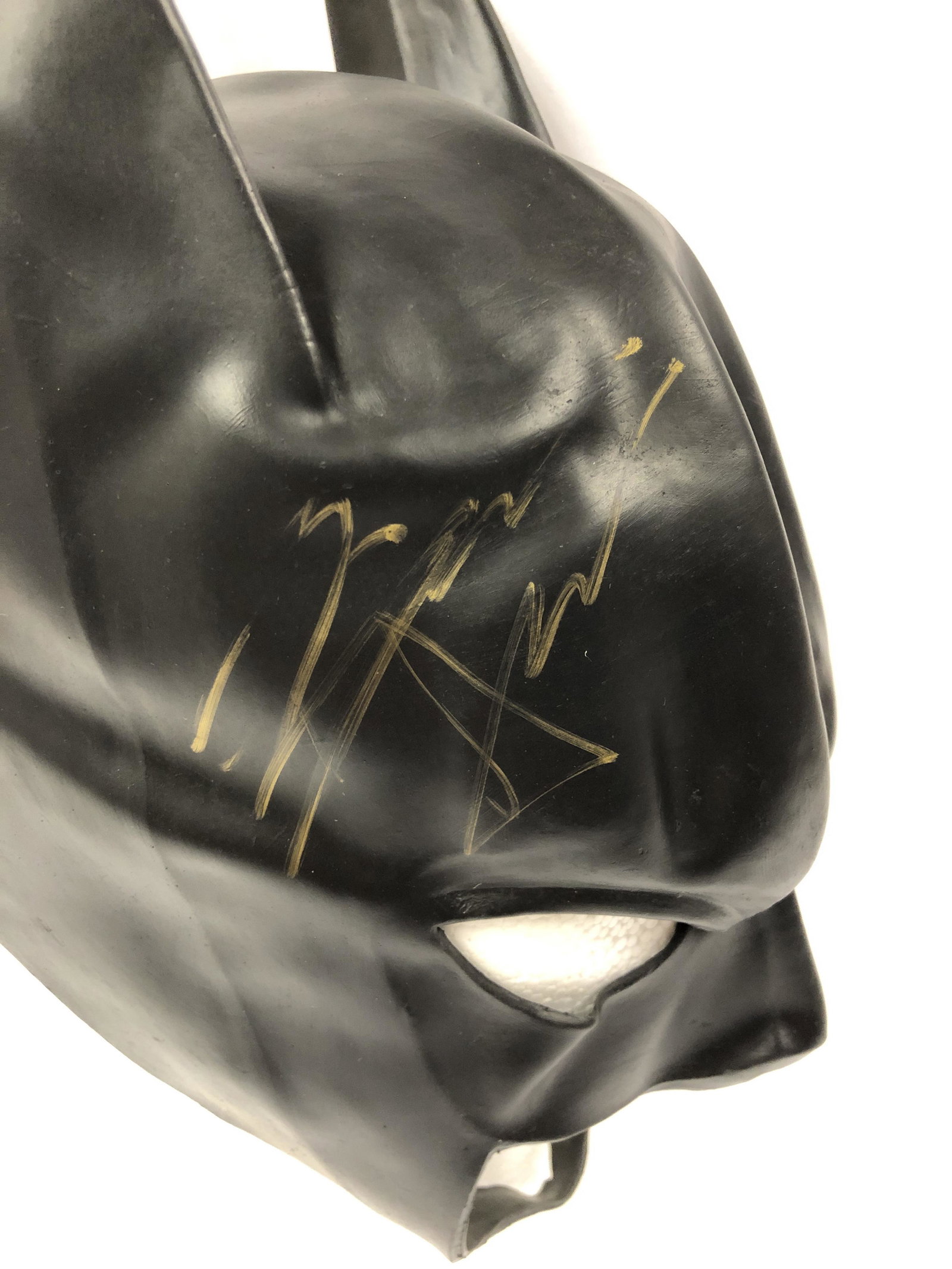 Signed SALE Batman Mask Ben Affleck: Category: Autograph CollectiblesItem is in great condition with no damage, unframed If image of documentation is not attached in the listing, the lot is sold without documents. Please review our Terms