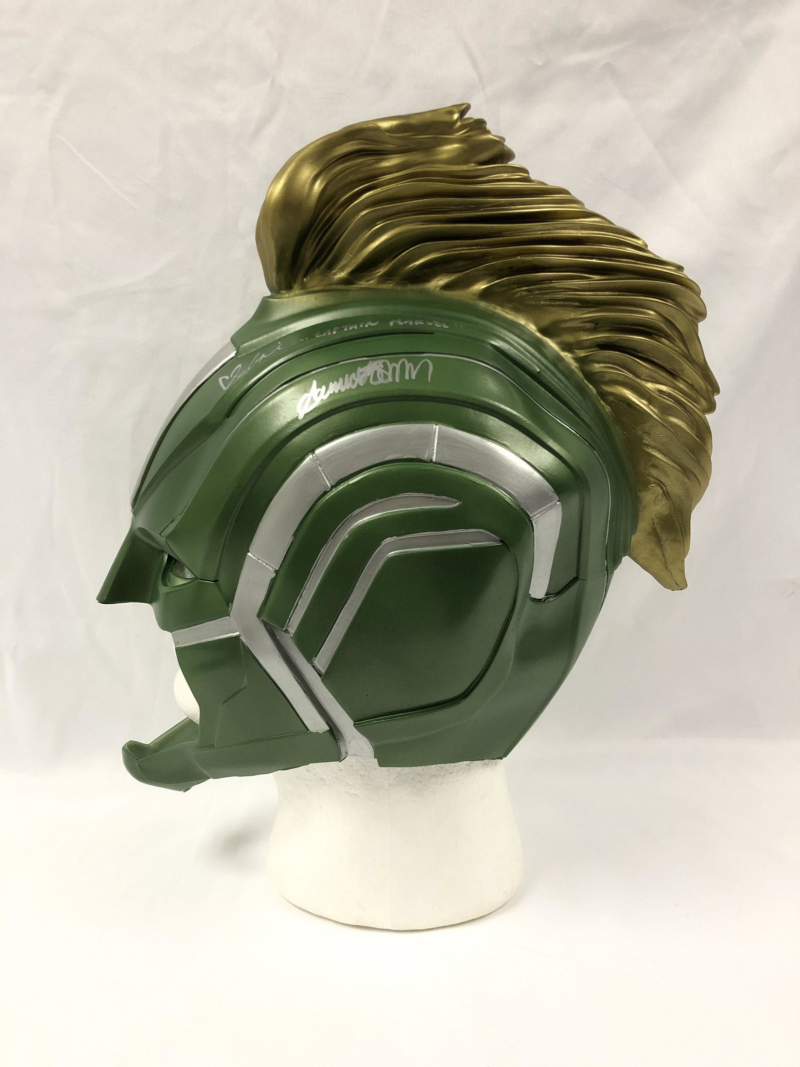 Signed Captain Marvel Brie Larson Mask: Category: Autograph CollectiblesItem is in great condition with no damage, unframed If image of documentation is not attached in the listing, the lot is sold without documents. Please review our Terms