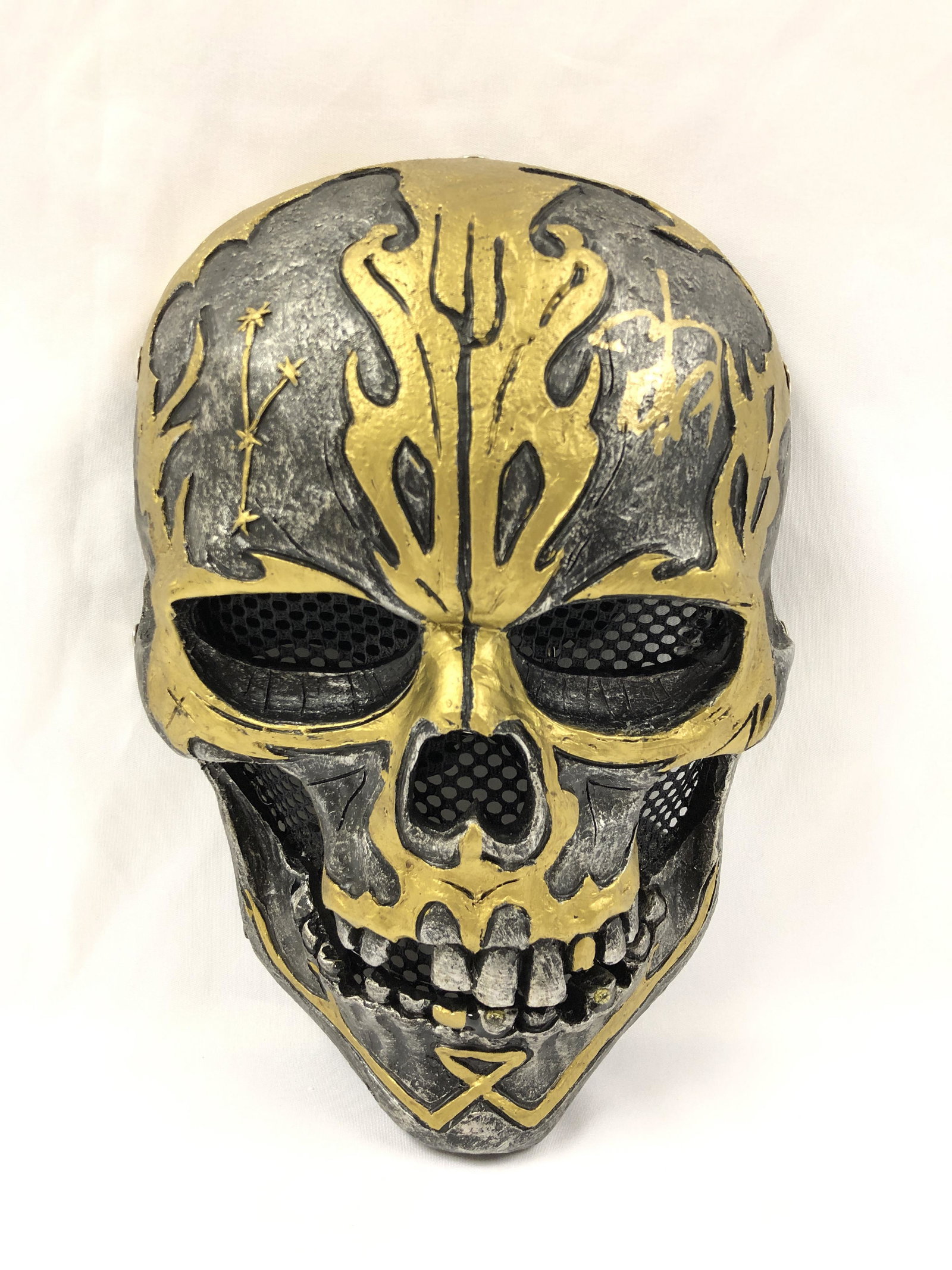 Signed Pirate of Caribbean Skull Johnny Depp: Category: Autograph CollectiblesItem is in great condition with no damage, unframed If image of documentation is not attached in the listing, the lot is sold without documents. Please review our Terms