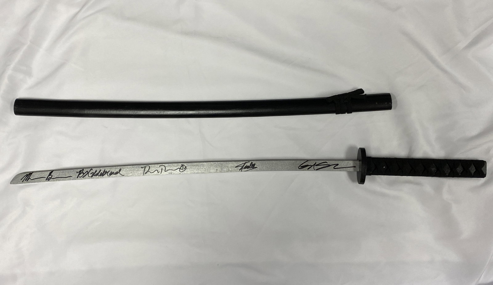 Signed Deadpool Sword 5 casts Stan Lee: Category: Autograph CollectiblesItem is in great condition with no damage, unframed If image of documentation is not attached in the listing, the lot is sold without documents. Please review our Terms
