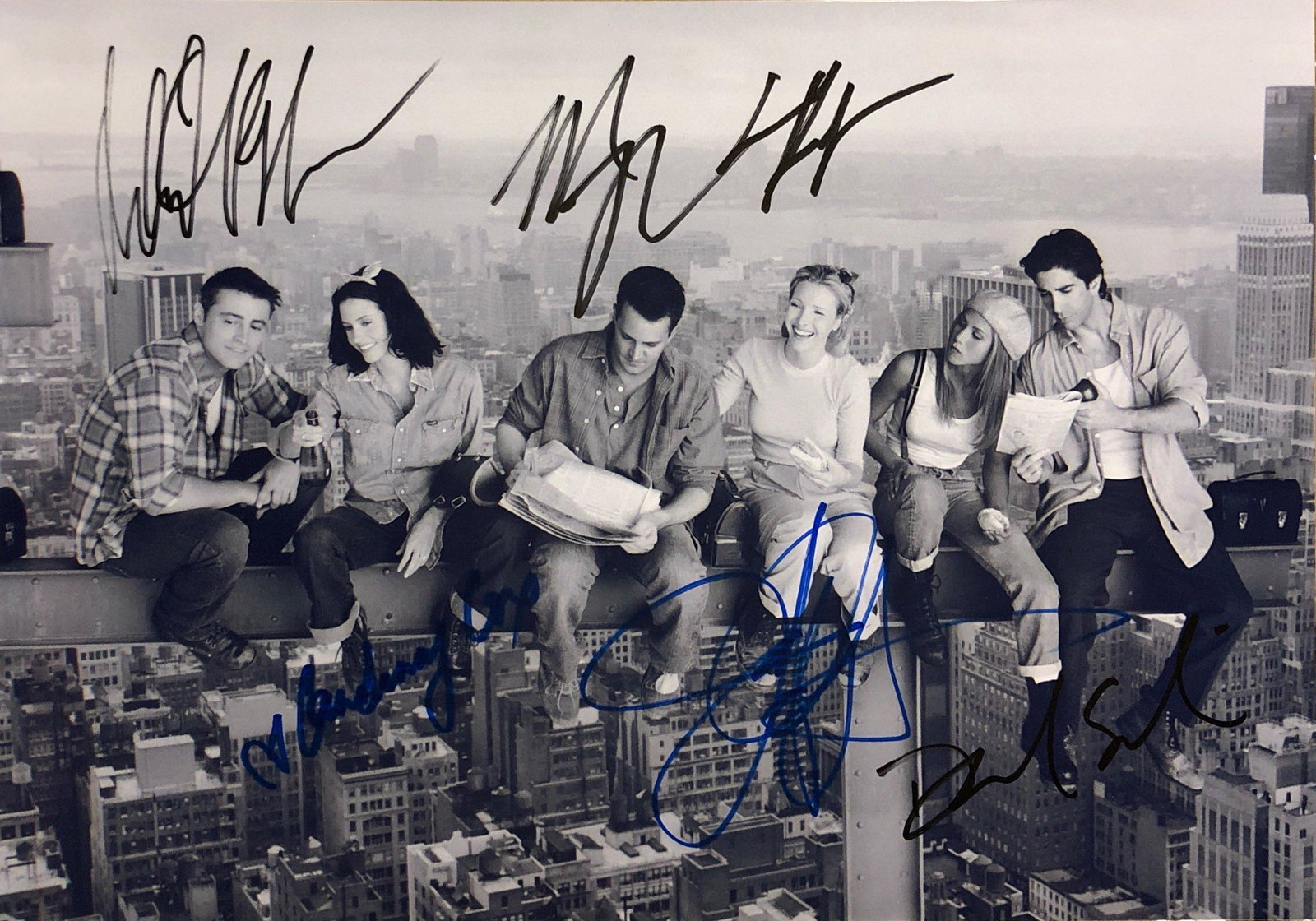 FRIENDS Jennifer Aniston Signed Photo: Autographed by:Jennifer Aniston, Courteney Cox, Matthew Perry, David Schwimmer, Lisa Kudrow, Matt LeBlancSize: 8" x 10"Authentication Code: PC38066Item is in great condition with no damage, unframed I