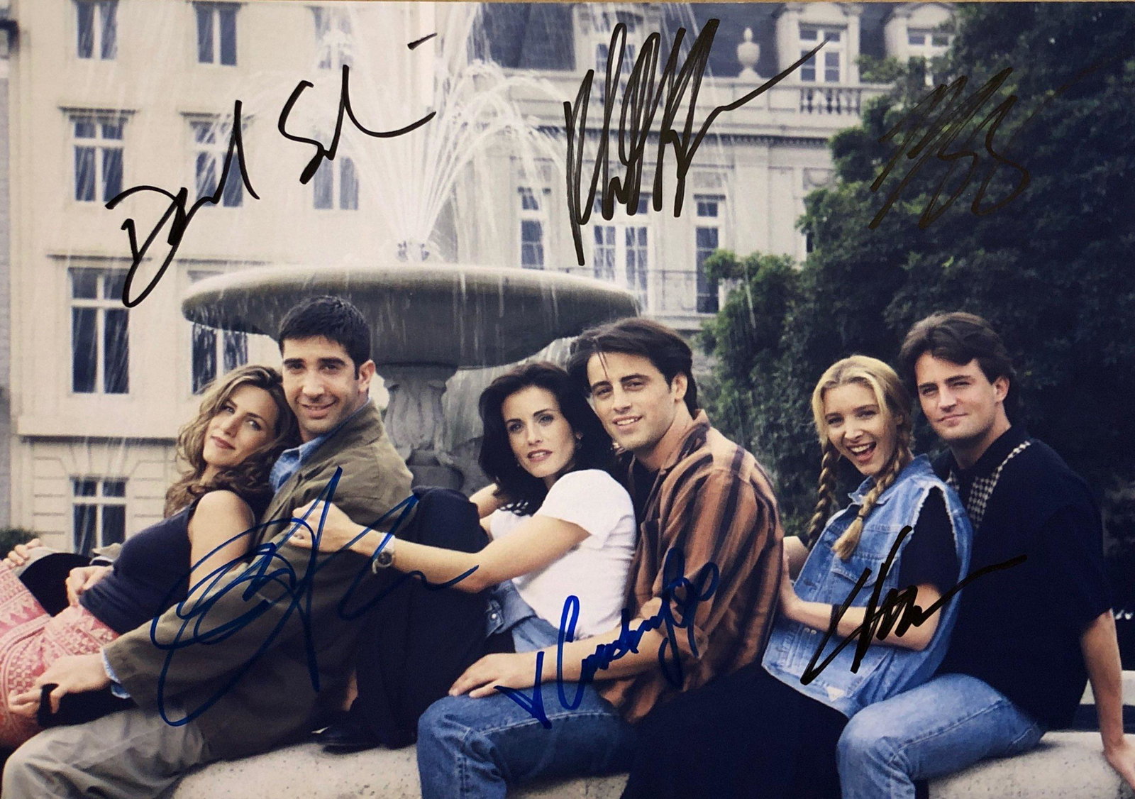 FRIENDS Jennifer Aniston Signed Photo: Autographed by:Jennifer Aniston, Courteney Cox, Matthew Perry, David Schwimmer, Lisa Kudrow, Matt LeBlancSize: 8" x 10"Authentication Code: PC38067Item is in great condition with no damage, unframed I