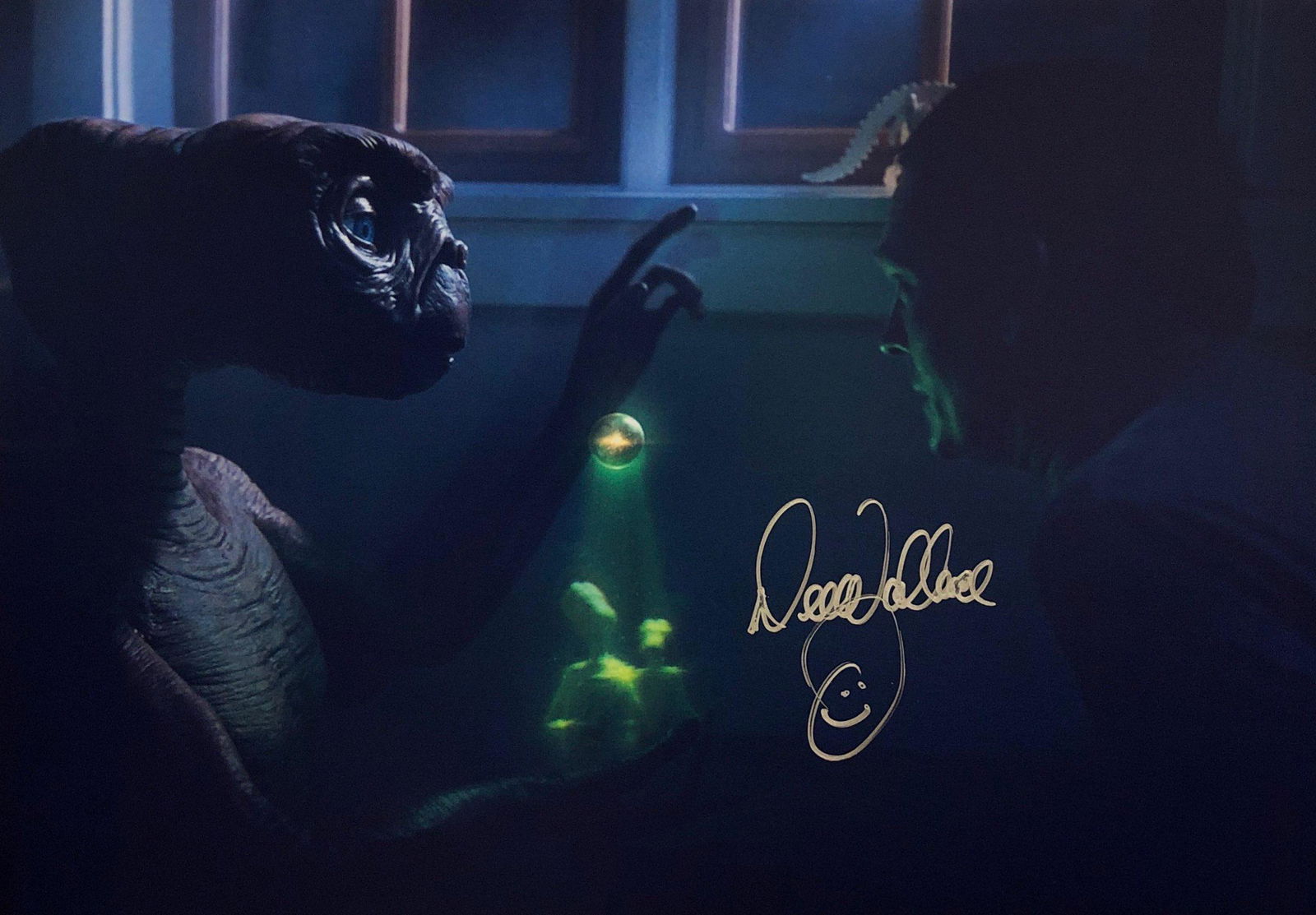 ET Dee Wallace Stone Signed Photo: Autographed by:Dee Wallace StoneSize: 8" x 10"Authentication Code: PC38123Item is in great condition with no damage, unframed If image of documentation is not attached in the listing, the lot is sold