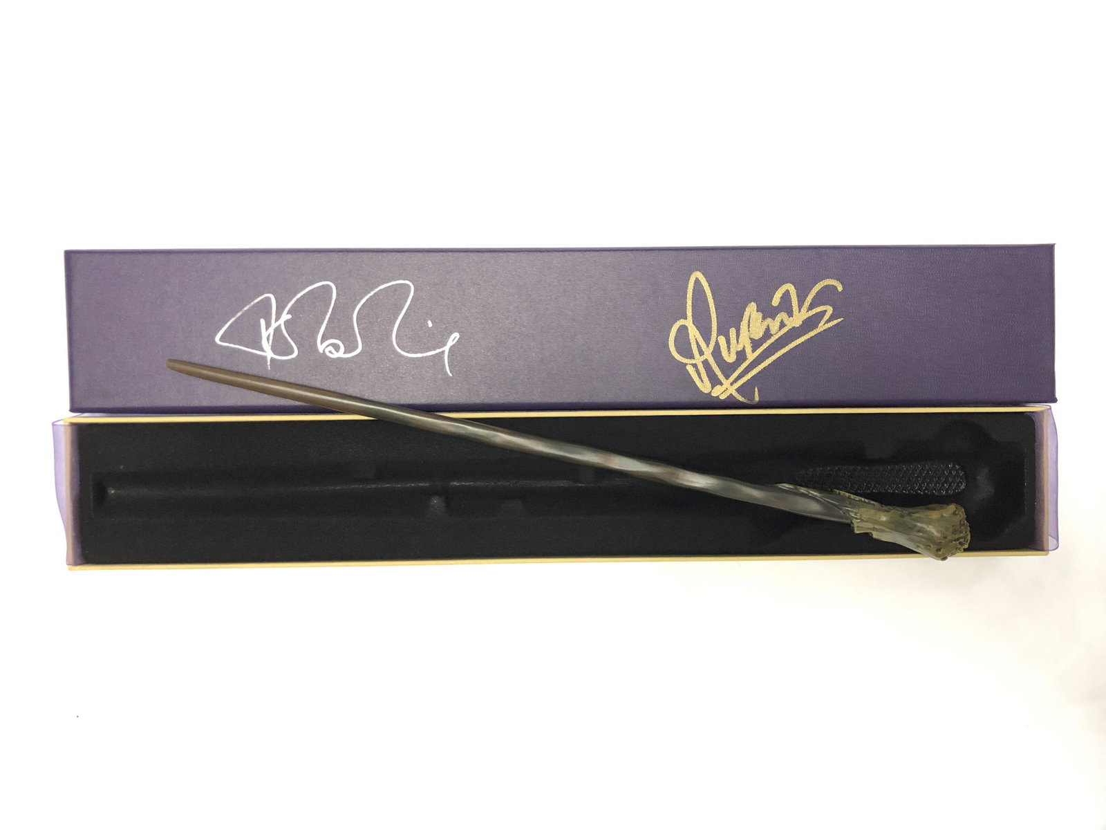 Harry Potter Rupert Grint JK Rowling Signed Wand: Autographed by:Rupert Grint, J.K. RowlingAuthentication Code: MP32442Item is in great condition with no damage, unframed If image of documentation is not attached in the listing, the lot is sold witho