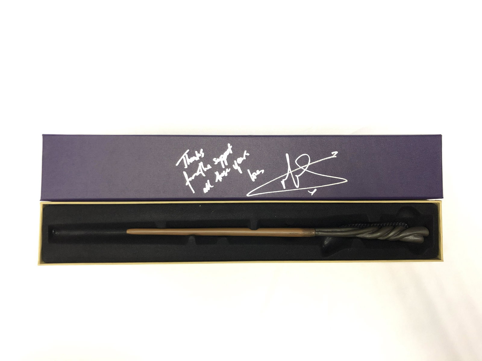 Harry Potter Helena Bonham Carter Signed Wand: Autographed by:Helena Bonham CarterAuthentication Code: MP32463Item is in great condition with no damage, unframed If image of documentation is not attached in the listing, the lot is sold without doc