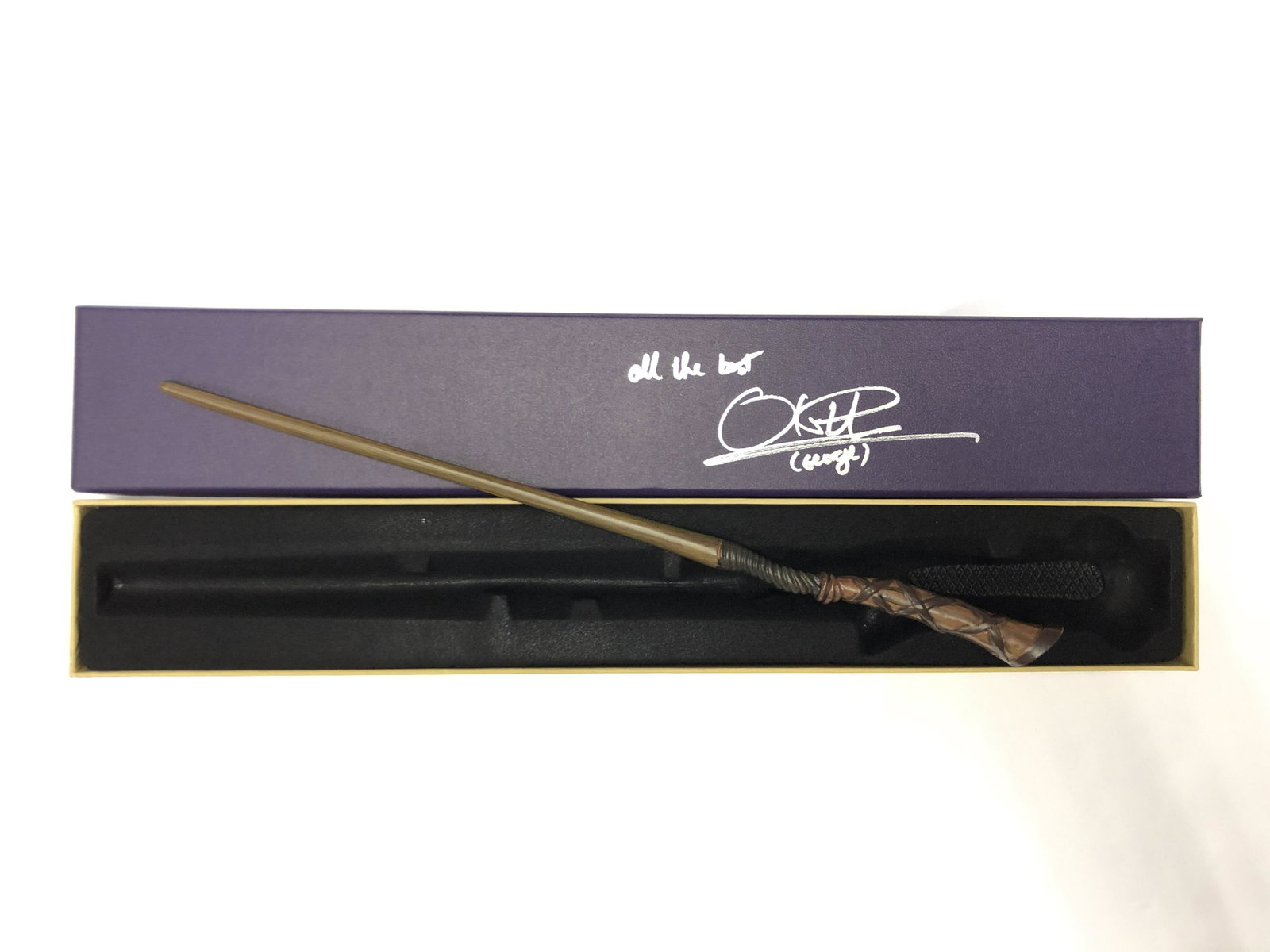 Harry Potter Helena Bonham Carter Signed Wand: Autographed by:Oliver PhelpsAuthentication Code: MP32464Item is in great condition with no damage, unframed If image of documentation is not attached in the listing, the lot is sold without documents.