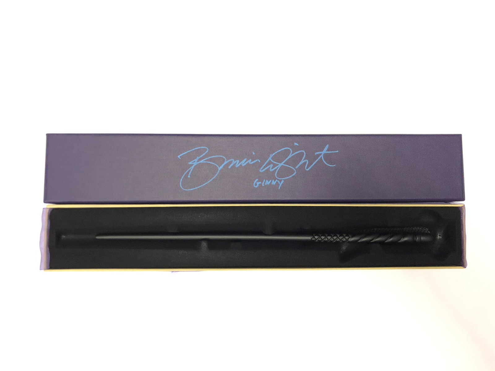 Harry Potter Bonnie Wright Signed Wand: Autographed by:Bonnie WrightAuthentication Code: MP32472Item is in great condition with no damage, unframed If image of documentation is not attached in the listing, the lot is sold without documents.