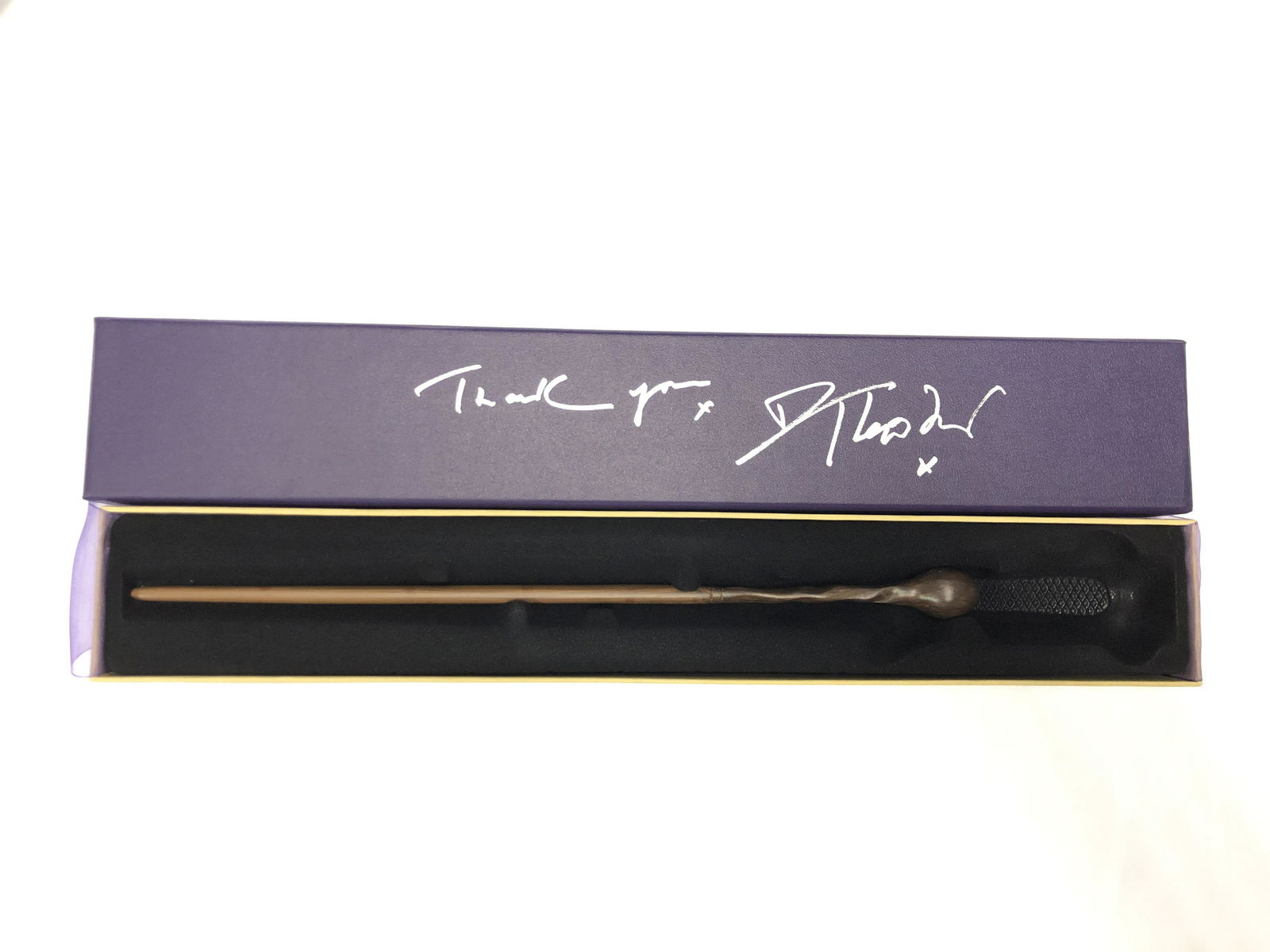 Harry Potter David Thewlis Signed Wand: Autographed by:David ThewlisAuthentication Code: MP32473Item is in great condition with no damage, unframed If image of documentation is not attached in the listing, the lot is sold without documents.