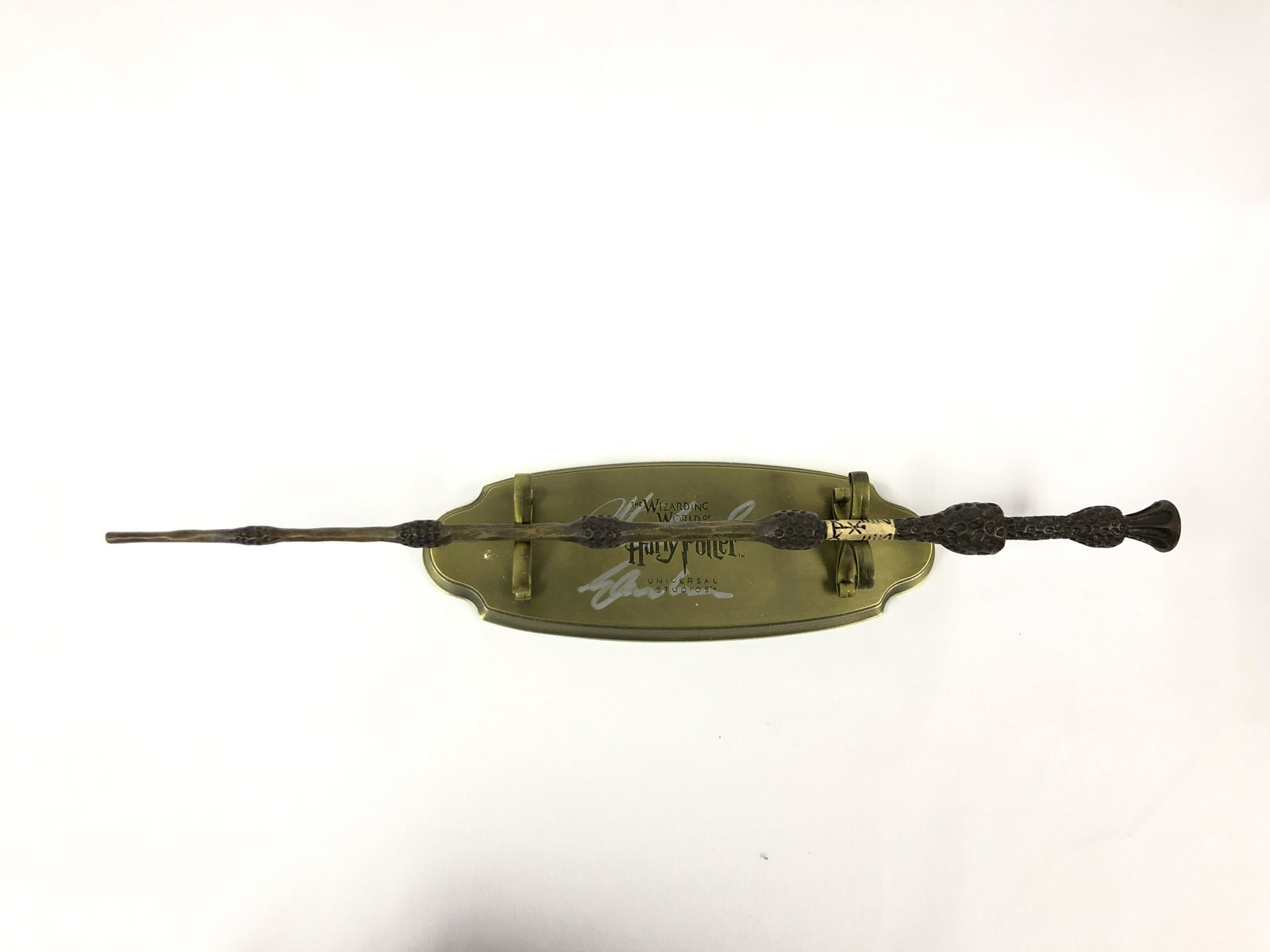 Harry Potter Michael Gambon Signd Wand Stand: Autographed by:Michael GambonAuthentication Code: MP32726Item is in great condition with no damage, unframed If image of documentation is not attached in the listing, the lot is sold without documents