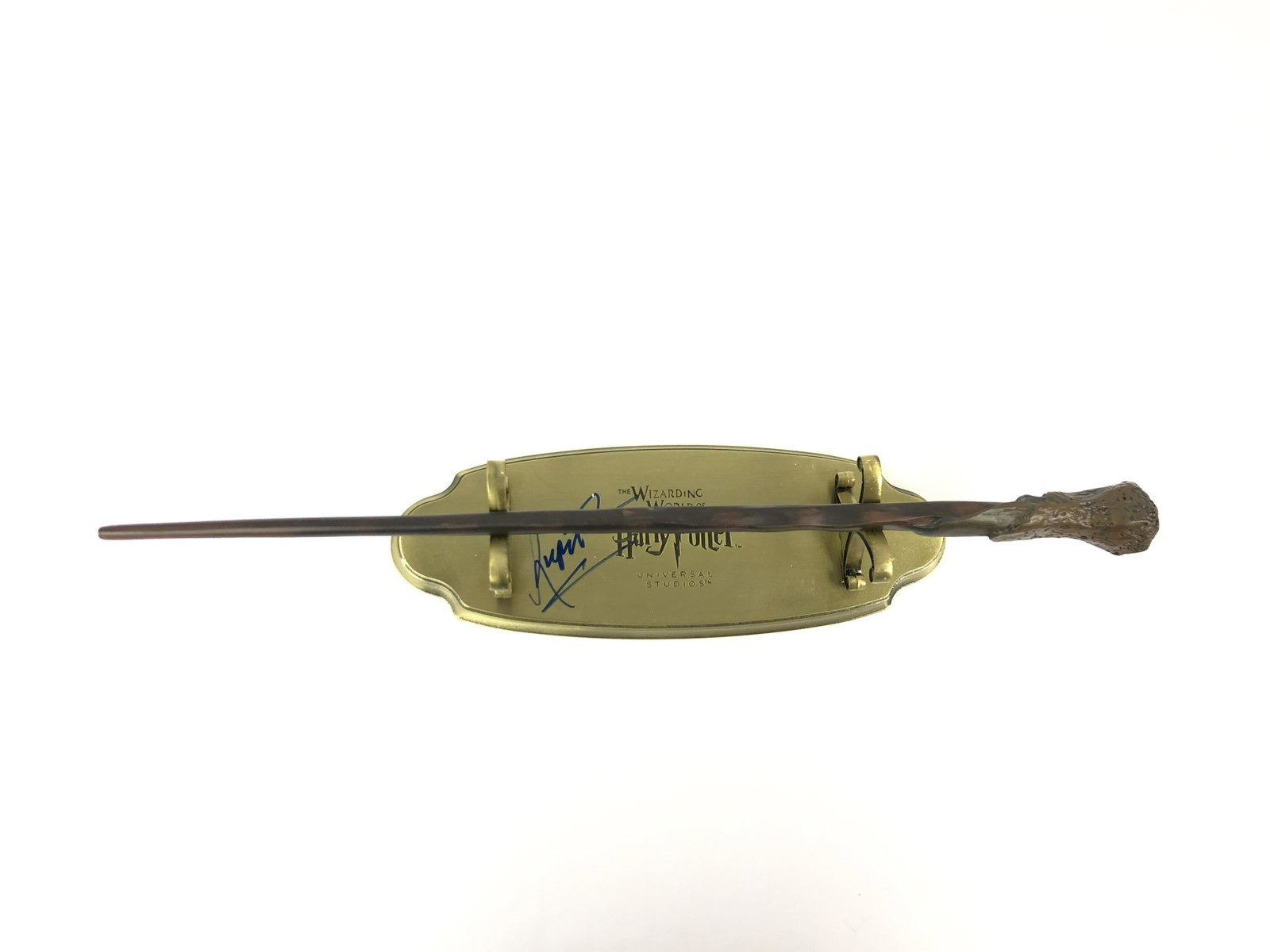Harry Potter Rupert Grint Signd Wand Stand: Autographed by:Rupert GrintAuthentication Code: MP32721Item is in great condition with no damage, unframed If image of documentation is not attached in the listing, the lot is sold without documents. 