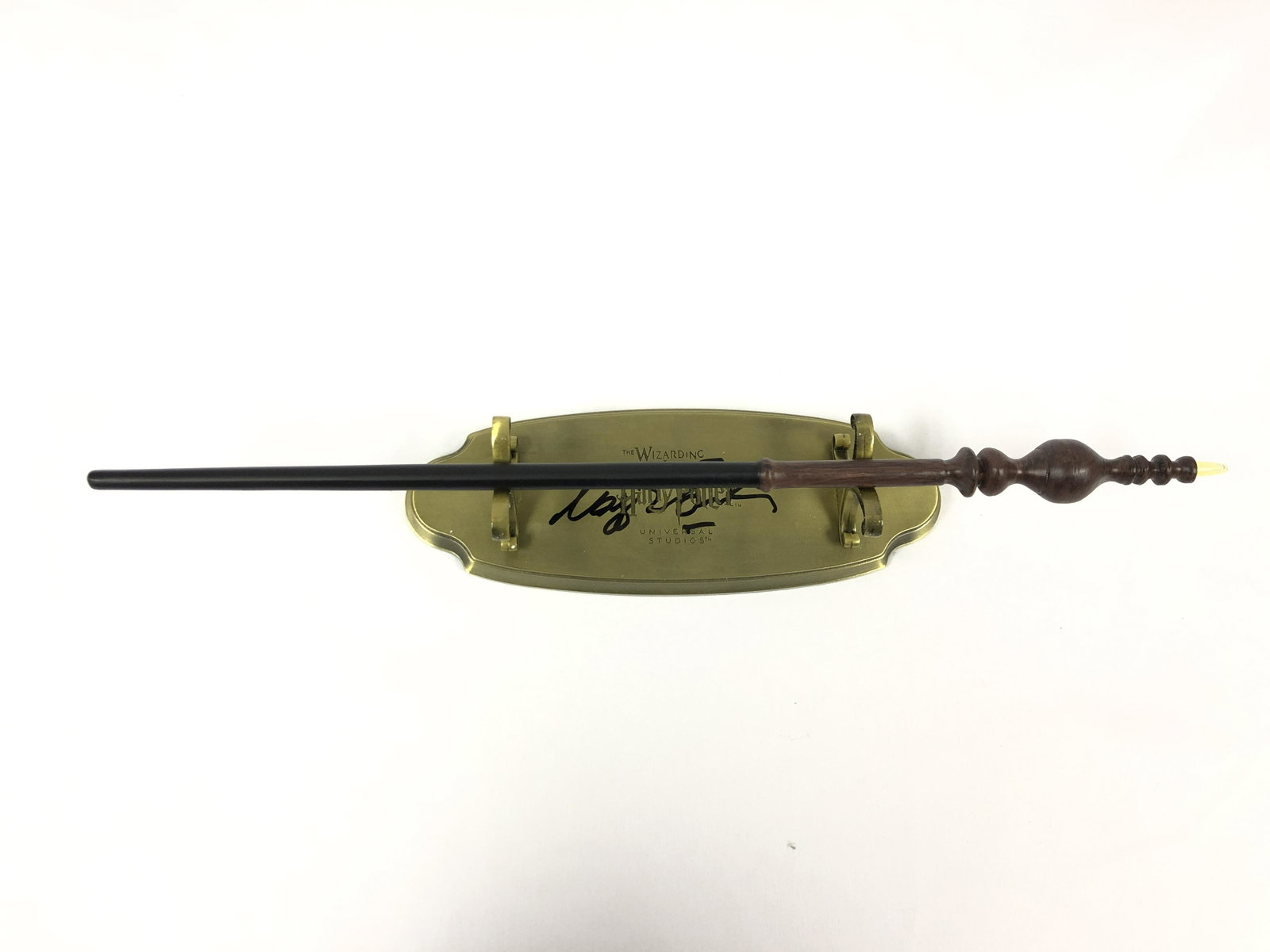 Harry Potter Maggie Smith Signd Wand Stand: Autographed by:Maggie SmithAuthentication Code: MP32717Item is in great condition with no damage, unframed If image of documentation is not attached in the listing, the lot is sold without documents. 
