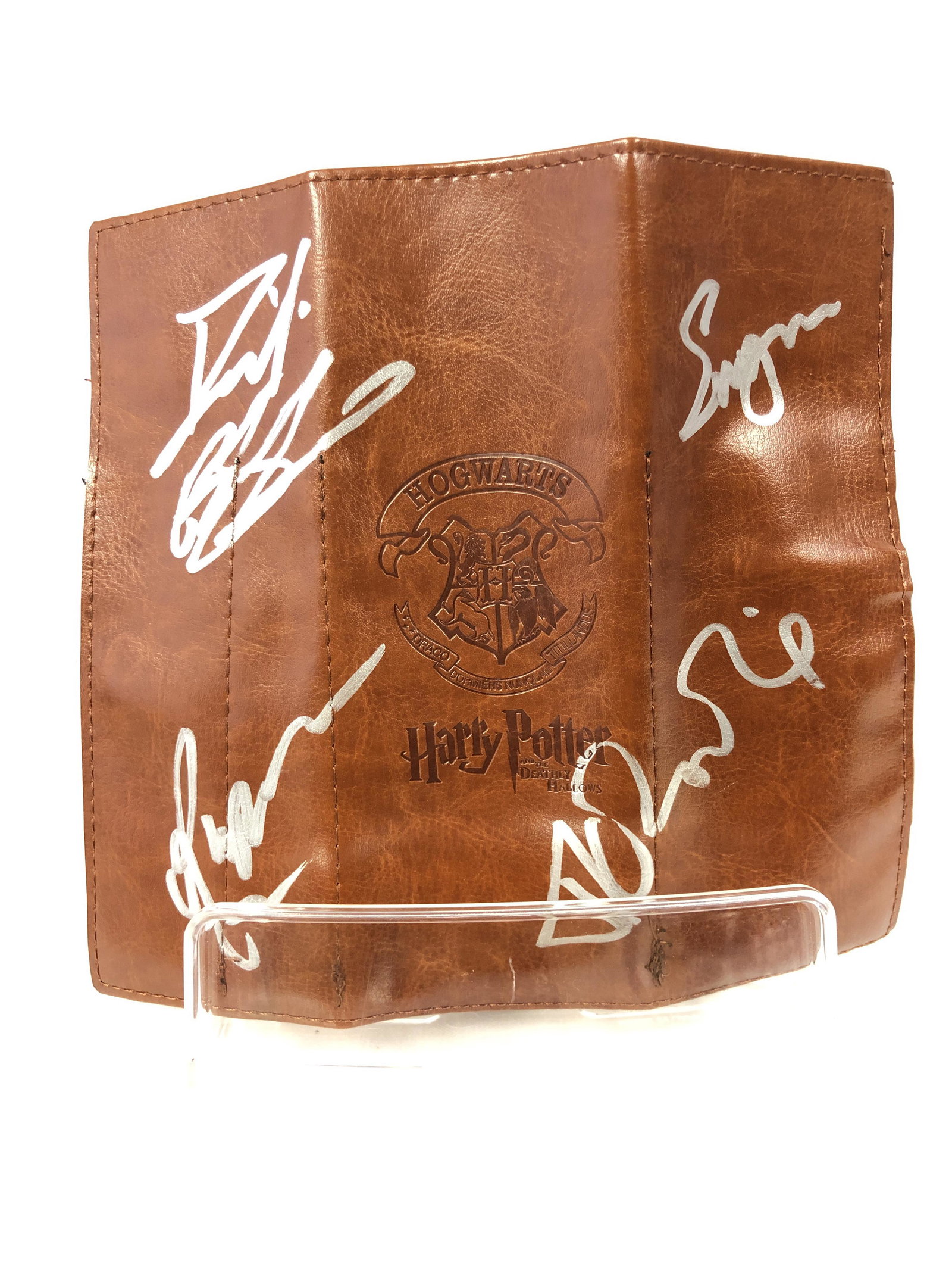 Harry Potter Daniel Radcliffe Signd Pouch: Autographed by:Daniel Radcliffe, Emma Watson, Rupert Grint, JK RowlingAuthentication Code: MP32753Item is in great condition with no damage, unframed If image of documentation is not attached in the l