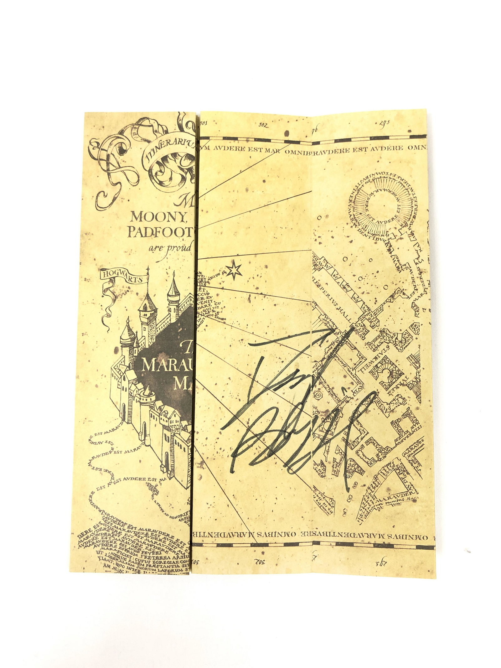 Harry Potter Daniel Radcliffe Signd Map: Autographed by:Daniel RadcliffeAuthentication Code: MP32670Item is in great condition with no damage, unframed If image of documentation is not attached in the listing, the lot is sold without documen