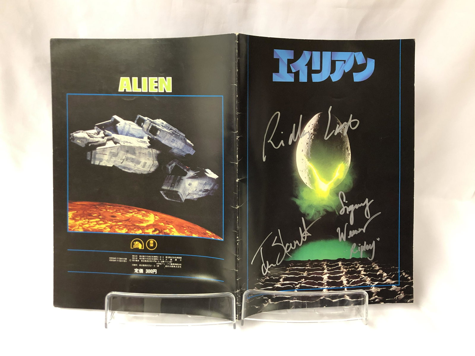 Alien Sigourney Weaver Signed Picture Book: Autographed by:Ridley Scott, Tom Skerritt, Sigourney WeaverAuthentication Code: MP32577Item is in great condition with no damage, unframed If image of documentation is not attached in the listing, the