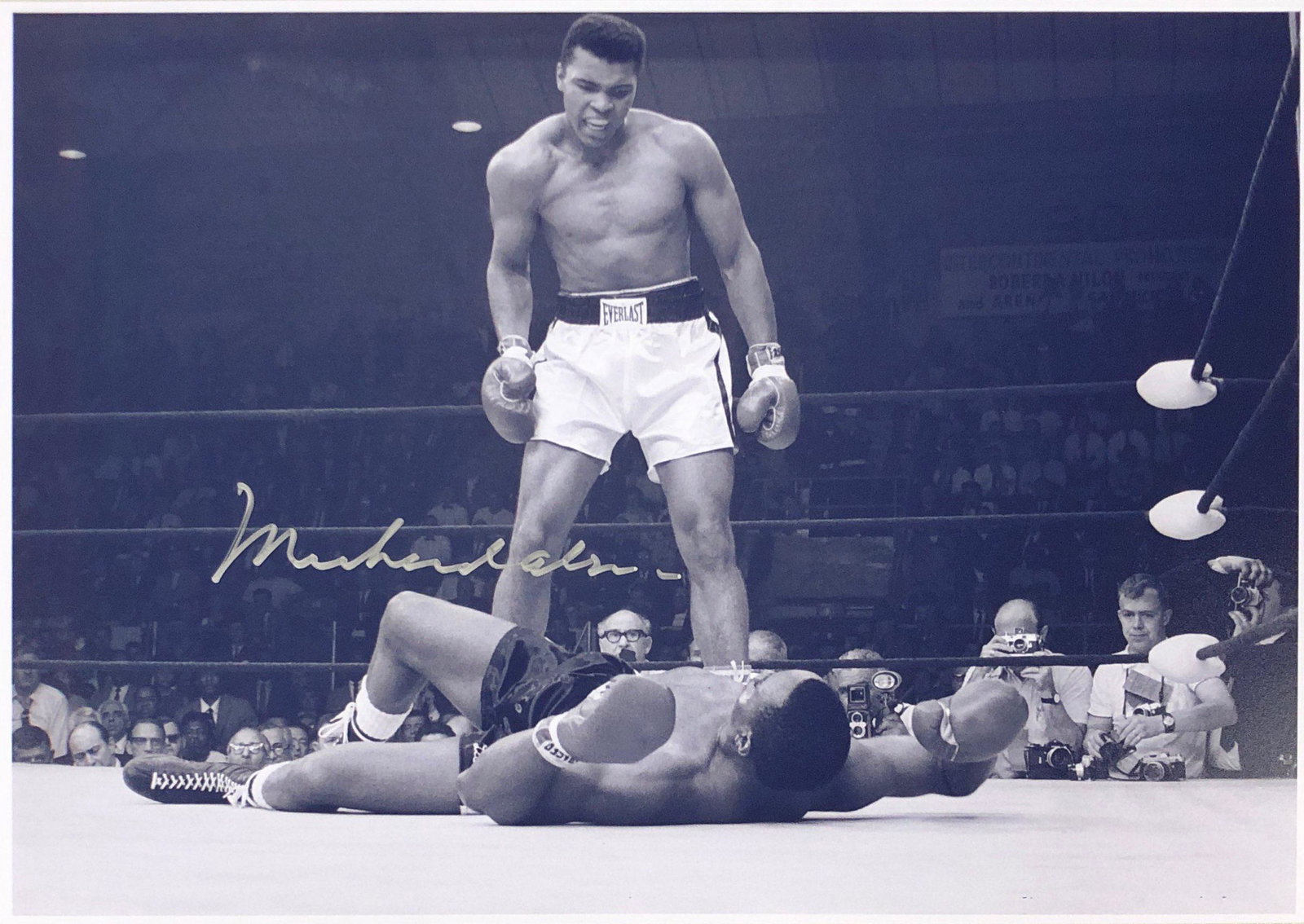 Muhammad Ali Signed Photo: Autographed by:Muhammad AliAuthentication Code: PC26054Item is in great condition with no damage, unframed If image of documentation is not attached in the listing, the lot is sold without documents. 