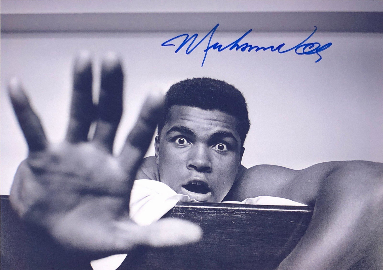Muhammad Ali Signed Photo: Autographed by:Muhammad AliAuthentication Code: PC26055Item is in great condition with no damage, unframed If image of documentation is not attached in the listing, the lot is sold without documents. 