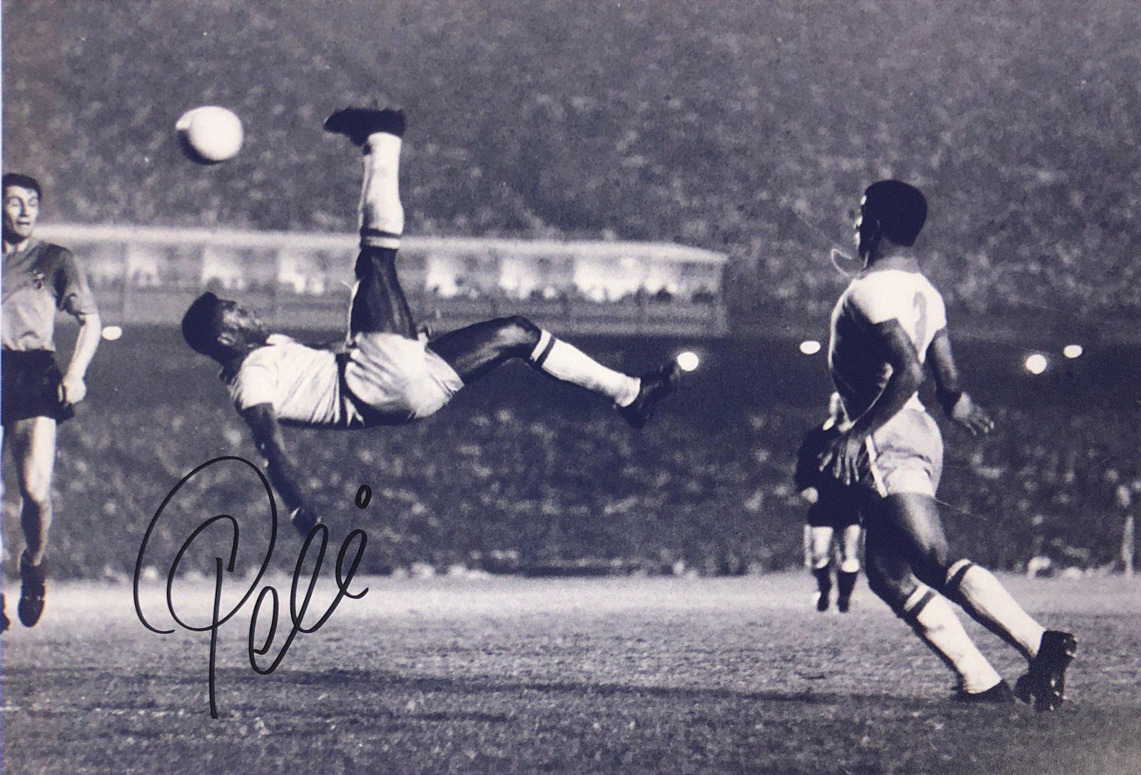 Pele Signed Photo: Autographed by:PeleAuthentication Code: PC26114Item is in great condition with no damage, unframed If image of documentation is not attached in the listing, the lot is sold without documents. Please r
