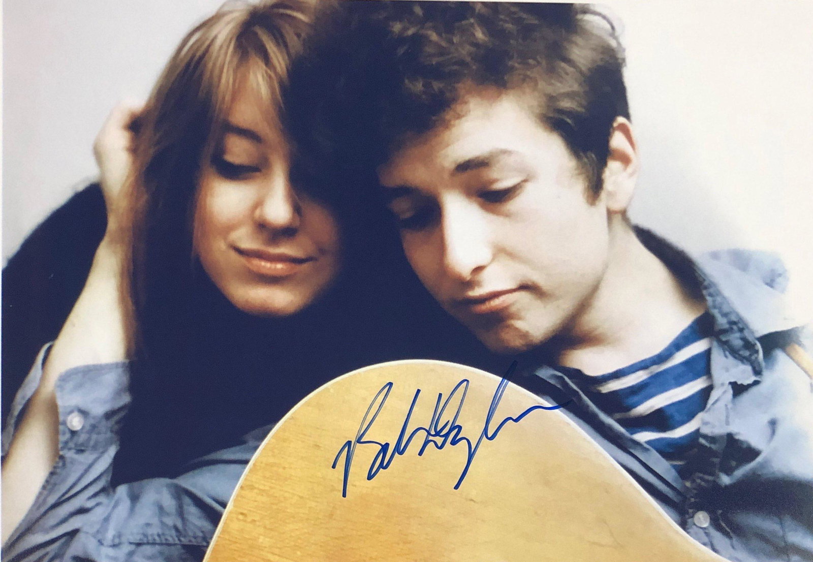 Bob Dylan Signed Photo: Autographed by:Bob DylanAuthentication Code: PC26177Item is in great condition with no damage, unframed If image of documentation is not attached in the listing, the lot is sold without documents. Ple