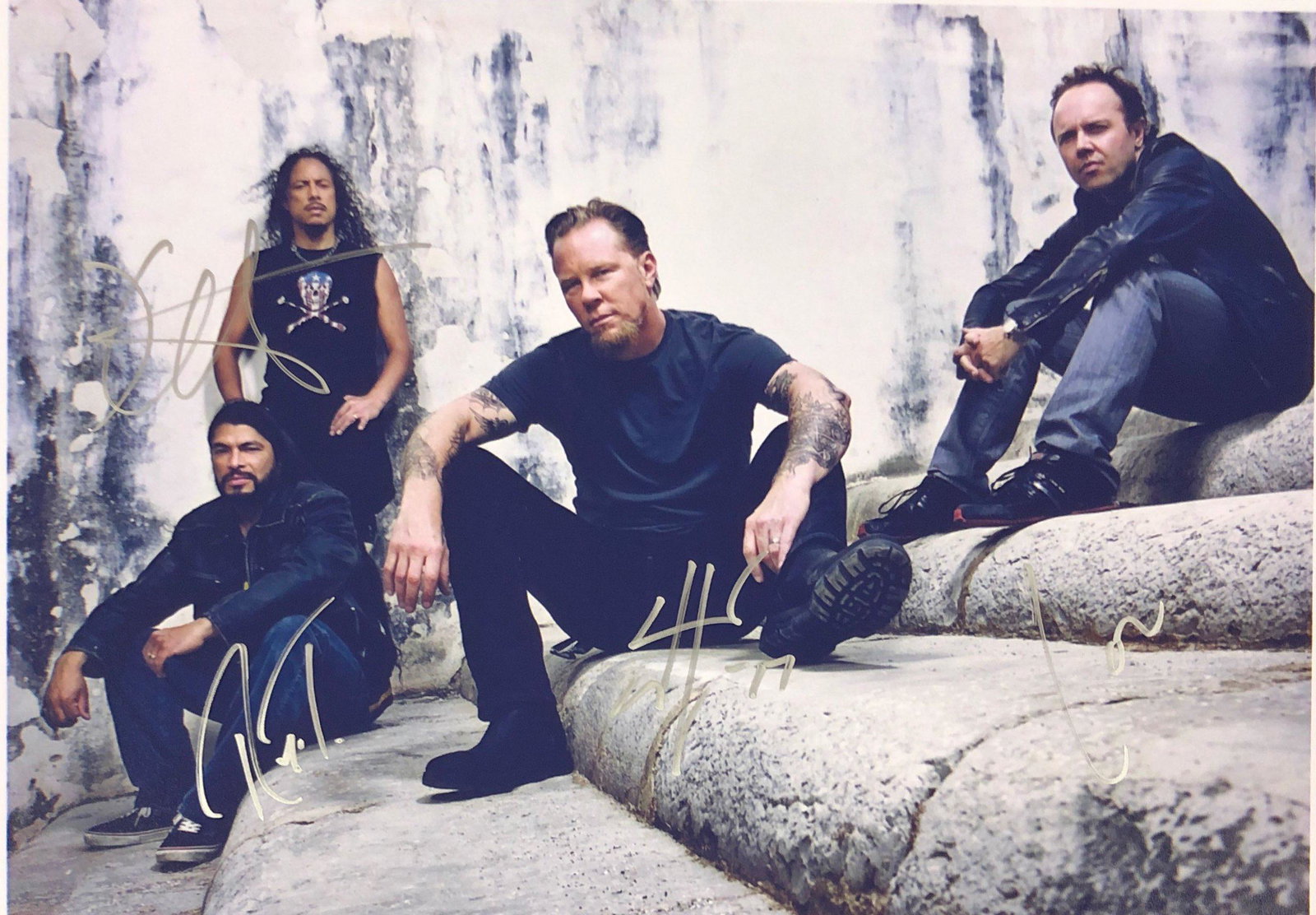 Metallica Signed Photo: Autographed by:Kirk Hammett, James Hetfield, Lars Ulrich, Robert TrujilloAuthentication Code: PC26303Item is in great condition with no damage, unframed If image of documentation is not attached in th