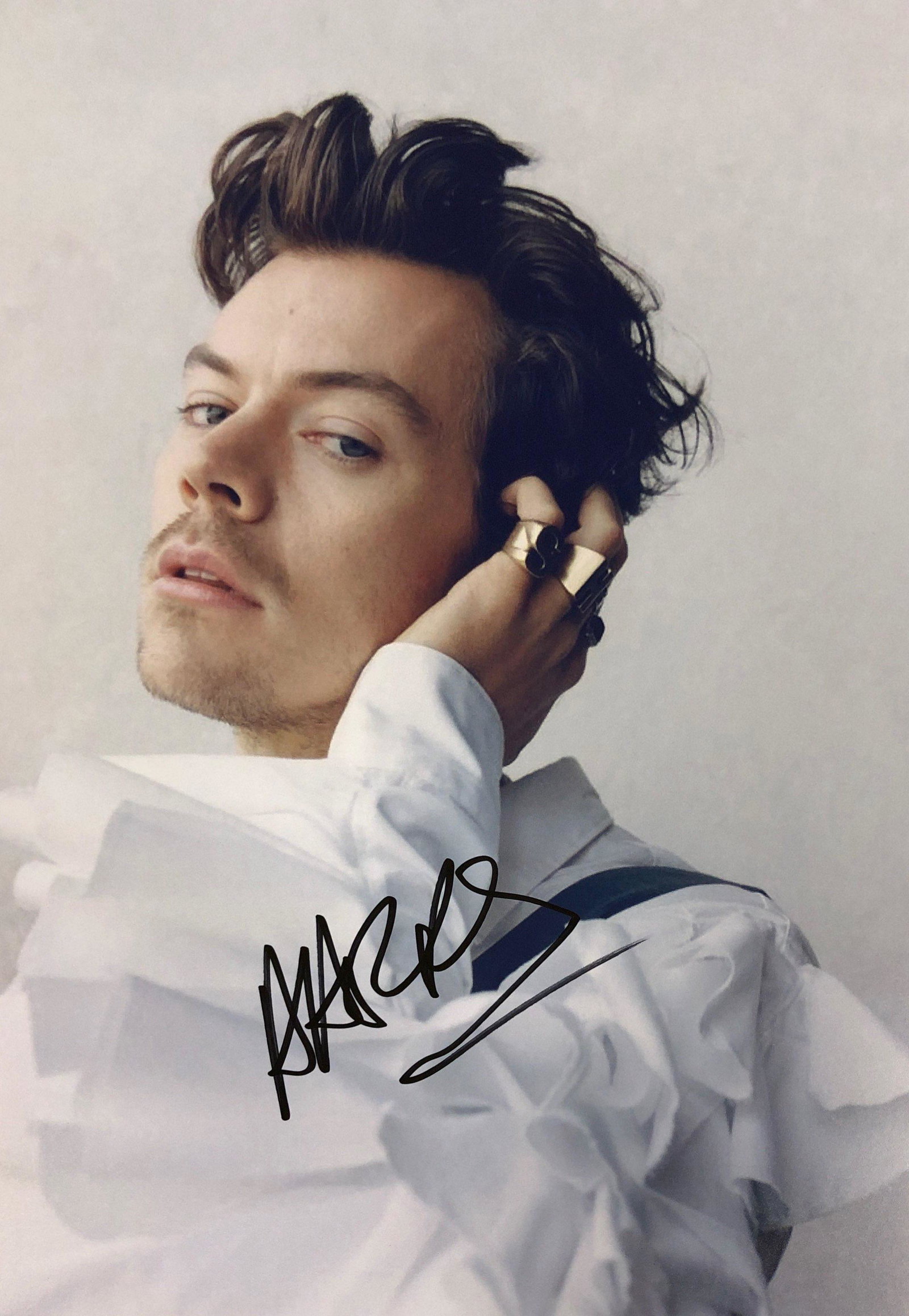 Harry Styles Signed Photo: Autographed by:Harry StylesSize : 8" x 10"Authentication Code: PC26434Item is in great condition with no damage, unframed If image of documentation is not attached in the listing, the lot is sold with