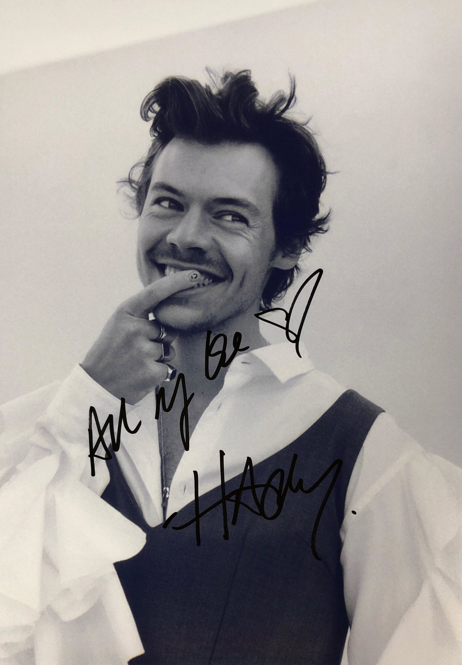Harry Styles Signed Photo: Autographed by:Harry StylesSize : 8" x 10"Authentication Code: PC26435Item is in great condition with no damage, unframed If image of documentation is not attached in the listing, the lot is sold with