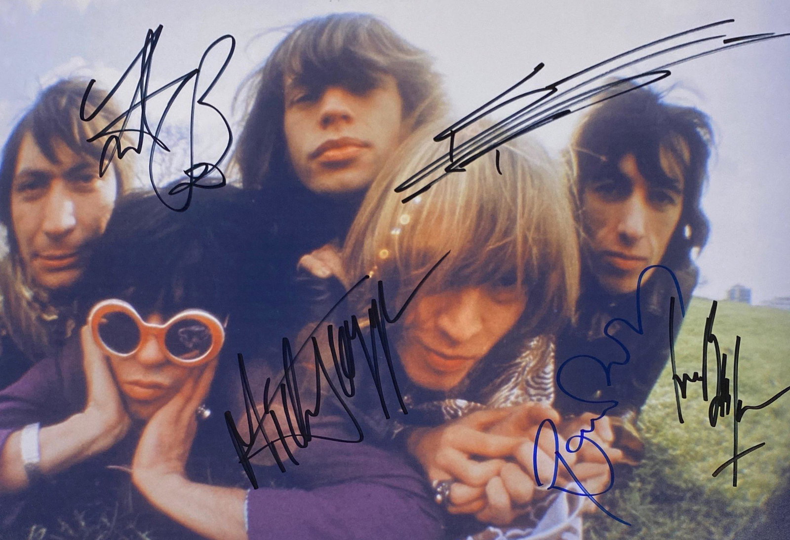 Rolling Stone Mick Jagger Signed Photo: Autographed by:Mick Jagger, Bill Wyman, Keith Richards, Ronnie Wood, Charlie WattsSize : 8" x 10"Authentication Code: PC26560Item is in great condition with no damage, unframed If image of documentati