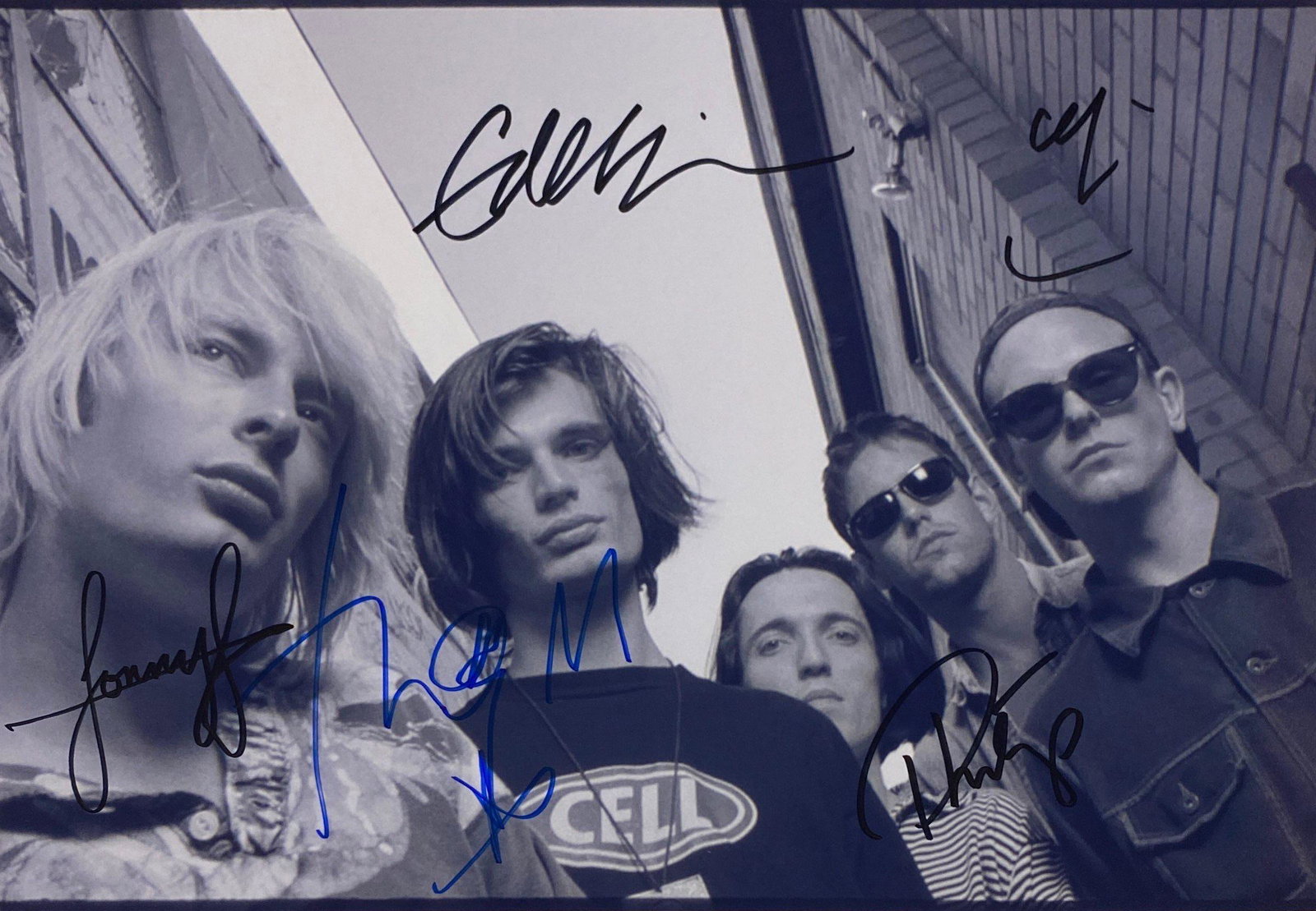 Radiohead Thom Yorke Signed Photo: Autographed by:Thom Yorke, Ed O'Brien, Philip Selway, Jonny Greenwood, Colin GreenwoodSize : 8" x 10"Authentication Code: PC26582Item is in great condition with no damage, unframed If image of documen