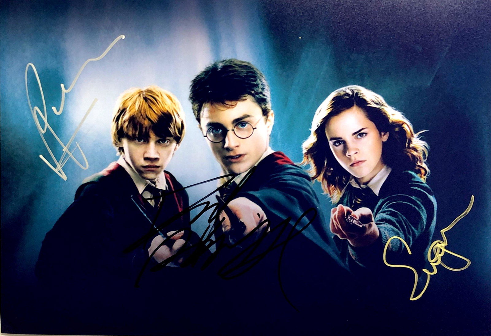 Daniel Radcliffe Emma Watson Autograph Signed Harry: Category: Autograph Photo CollectiblesSize: Width 8 inches x Height 10 inchesAutograph Includes: Daniel Radcliffe, Emma Watson, Rupert GrintItem is in great condition with no damage, unframedIf image 