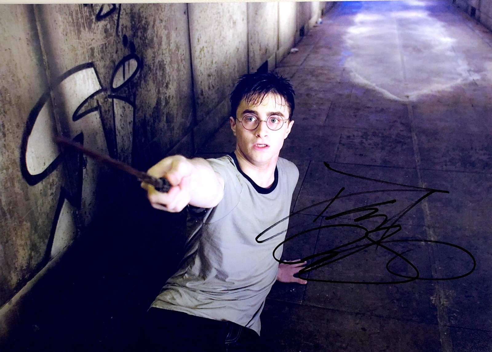Daniel Radcliffe Autograph Signed Harry Potter Photo: Category: Autograph Photo CollectiblesSize: Width 8 inches x Height 10 inchesAutograph Includes: Daniel RadcliffeItem is in great condition with no damage, unframedIf image of documentation is not att