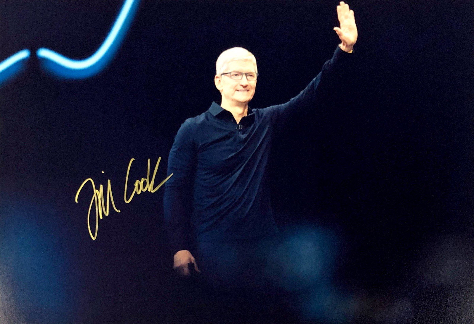 Tim Cook Autograph Signed Photo: Category: Autograph Photo CollectiblesSize: Width 8 inches x Height 10 inchesAutograph Includes: Tim CookItem is in great condition with no damage, unframedIf image of documentation is not attached in