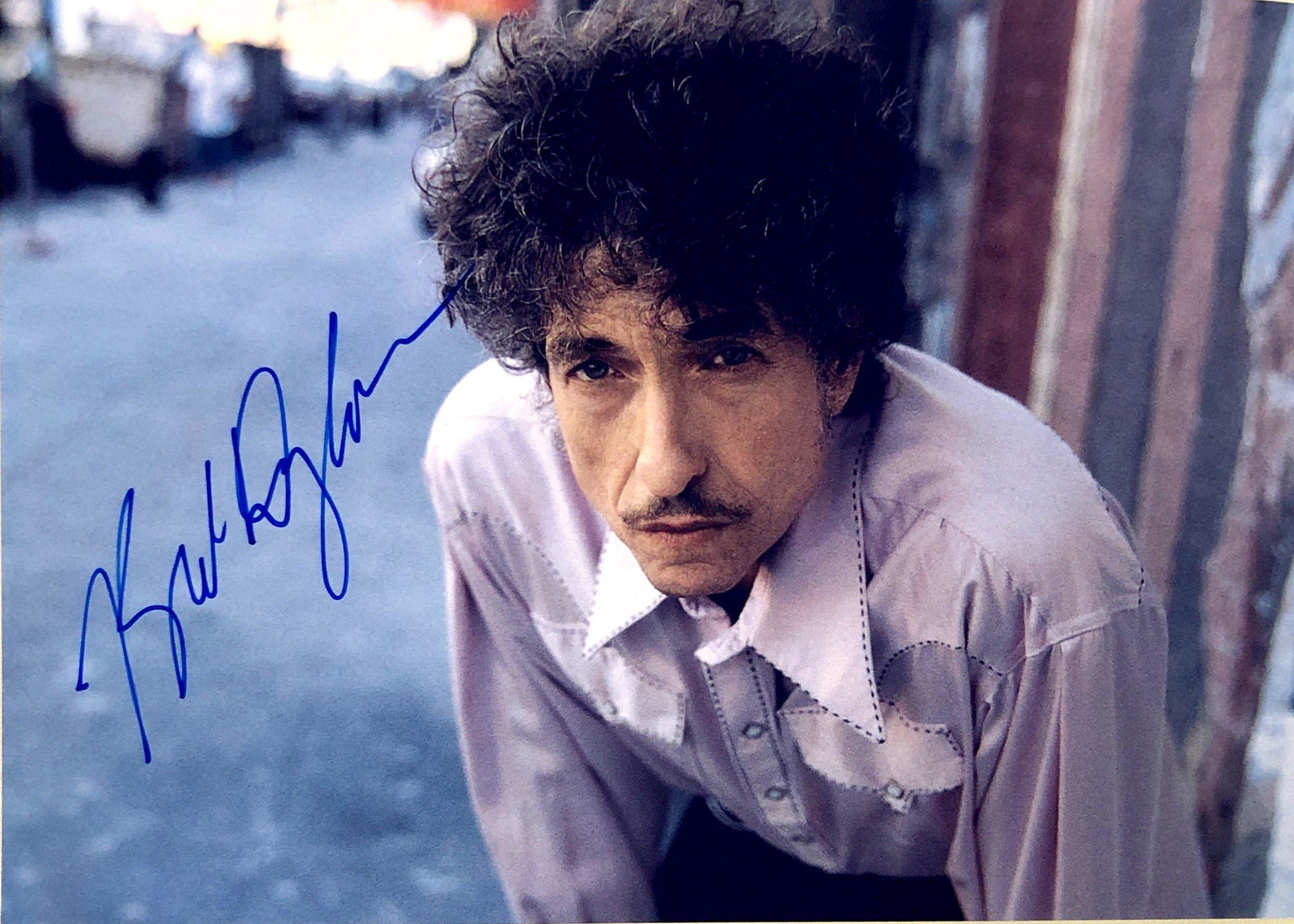 Bob Dylan Autograph Signed Photo: Category: Autograph Photo CollectiblesSize: Width 8 inches x Height 10 inchesAutograph Includes: Bob DylanItem is in great condition with no damage, unframedIf image of documentation is not attached i