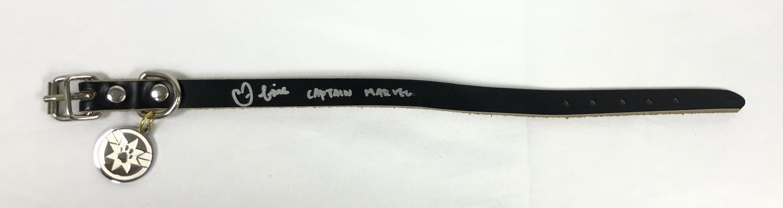 Brie Larson Autographed Signed Catptain Marvel: Category: Autograph CollectiblesAutograph Includes: Brie LarsonIf image of documentation is attached in the listing, the lot is sold with documents. Please review our Terms and Conditions before biddi