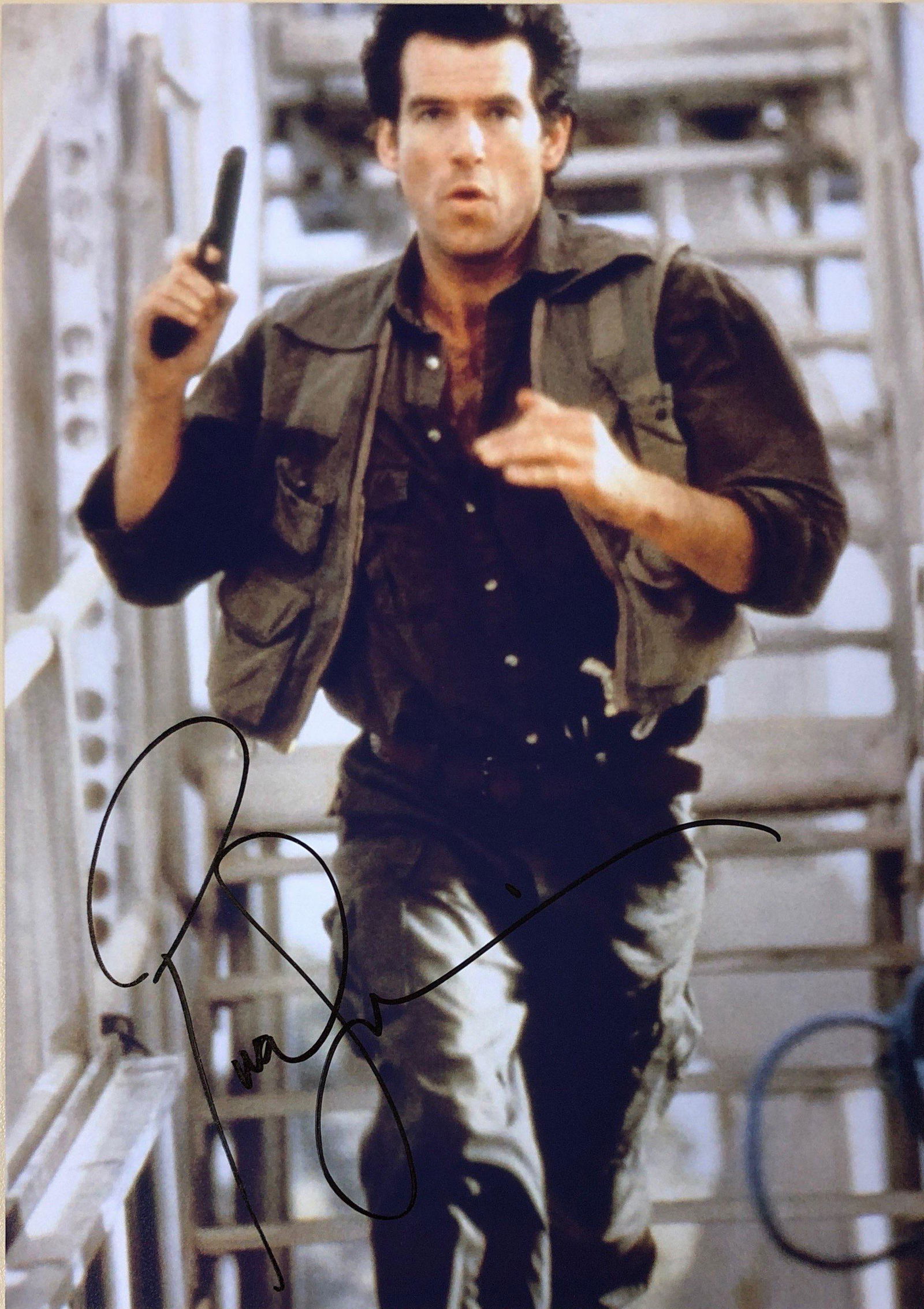 Pierce Brosnan Autograph Signed James Bond 007 Photo: Category: Autograph CollectiblesSize: Width 8 inches x Height 10 inchesAutograph Includes: Pierce Brosnan Item is in great condition with no damage, unframedIf image of documentation is attached in th