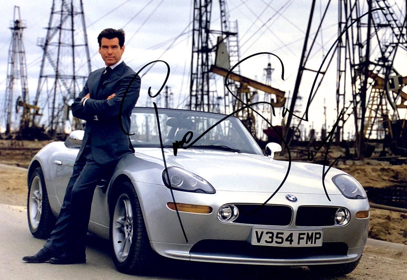 Pierce Brosnan Autograph Signed James Bond 007 Photo: Category: Autograph CollectiblesSize: Width 8 inches x Height 10 inchesAutograph Includes: Pierce Brosnan Item is in great condition with no damage, unframedIf image of documentation is attached in th