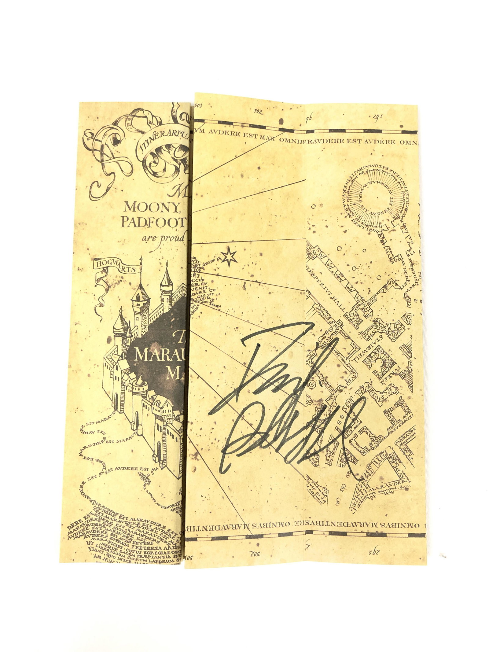 Daniel Radcliffe Autograph Signed Harry Potter Map: Category: Autograph CollectiblesAutograph Includes: Daniel RadcliffeItem is in great condition with no damage, unframedIf image of documentation is attached in the listing, the lot is sold with docume
