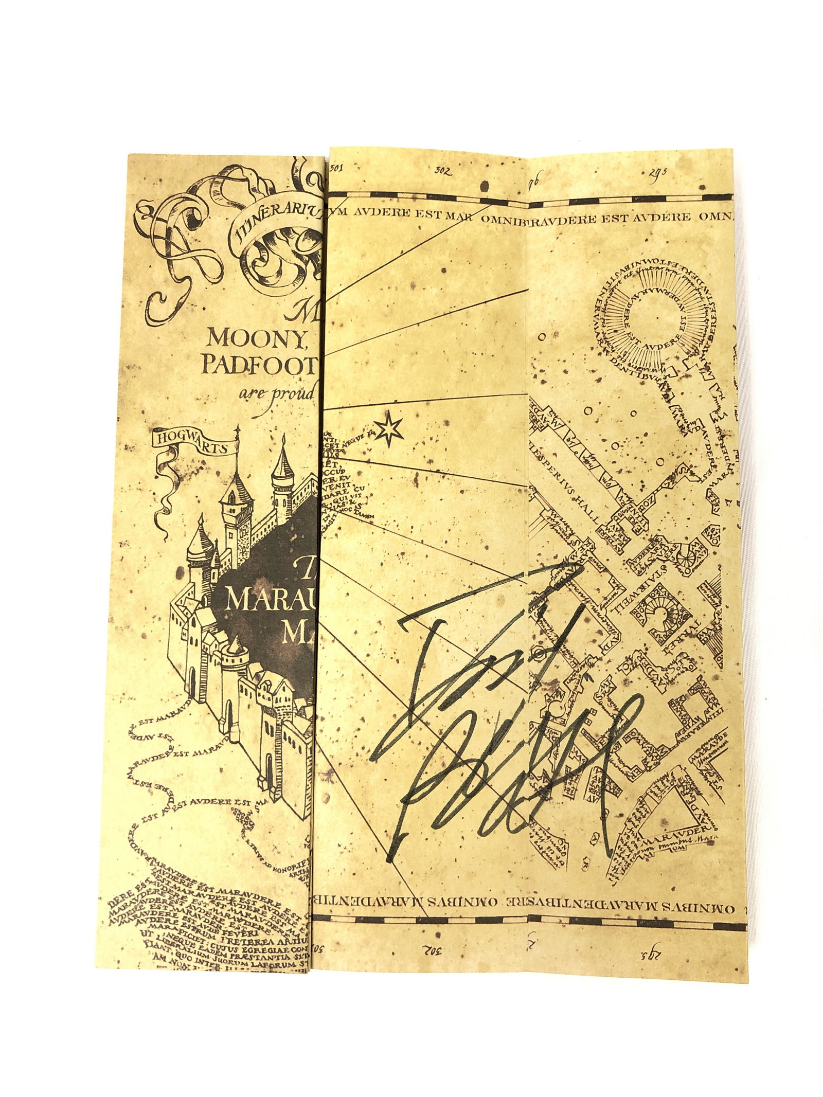 Daniel Radcliffe Autograph Signed Harry Potter Map: Category: Autograph CollectiblesAutograph Includes: Daniel RadcliffeItem is in great condition with no damage, unframedIf image of documentation is attached in the listing, the lot is sold with docume