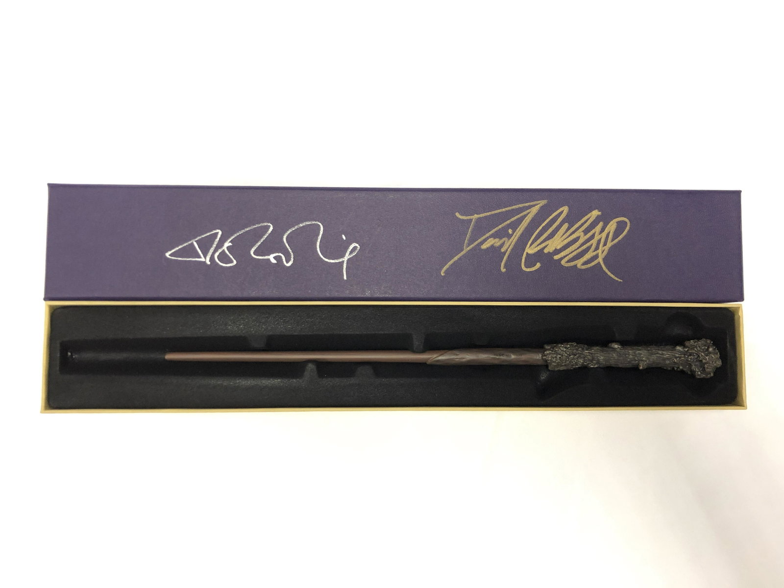 Daniel Radcliffe JK Rowling Autograph Signed Harry: Category: Autograph CollectiblesAutograph Includes: JK Rowling, Daniel RadcliffeItem is in great condition with no damage, unframedIf image of documentation is attached in the listing, the lot is sold