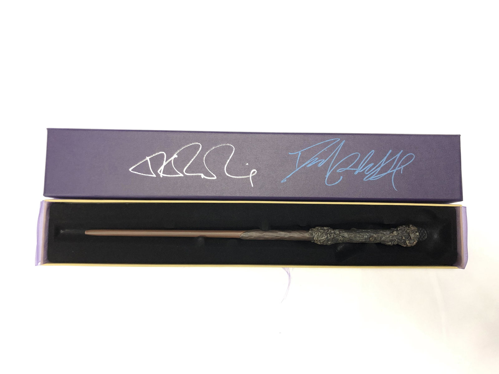 Daniel Radcliffe JK Rowling Autograph Signed Harry: Category: Autograph CollectiblesAutograph Includes: JK Rowling, Daniel RadcliffeItem is in great condition with no damage, unframedIf image of documentation is attached in the listing, the lot is sold