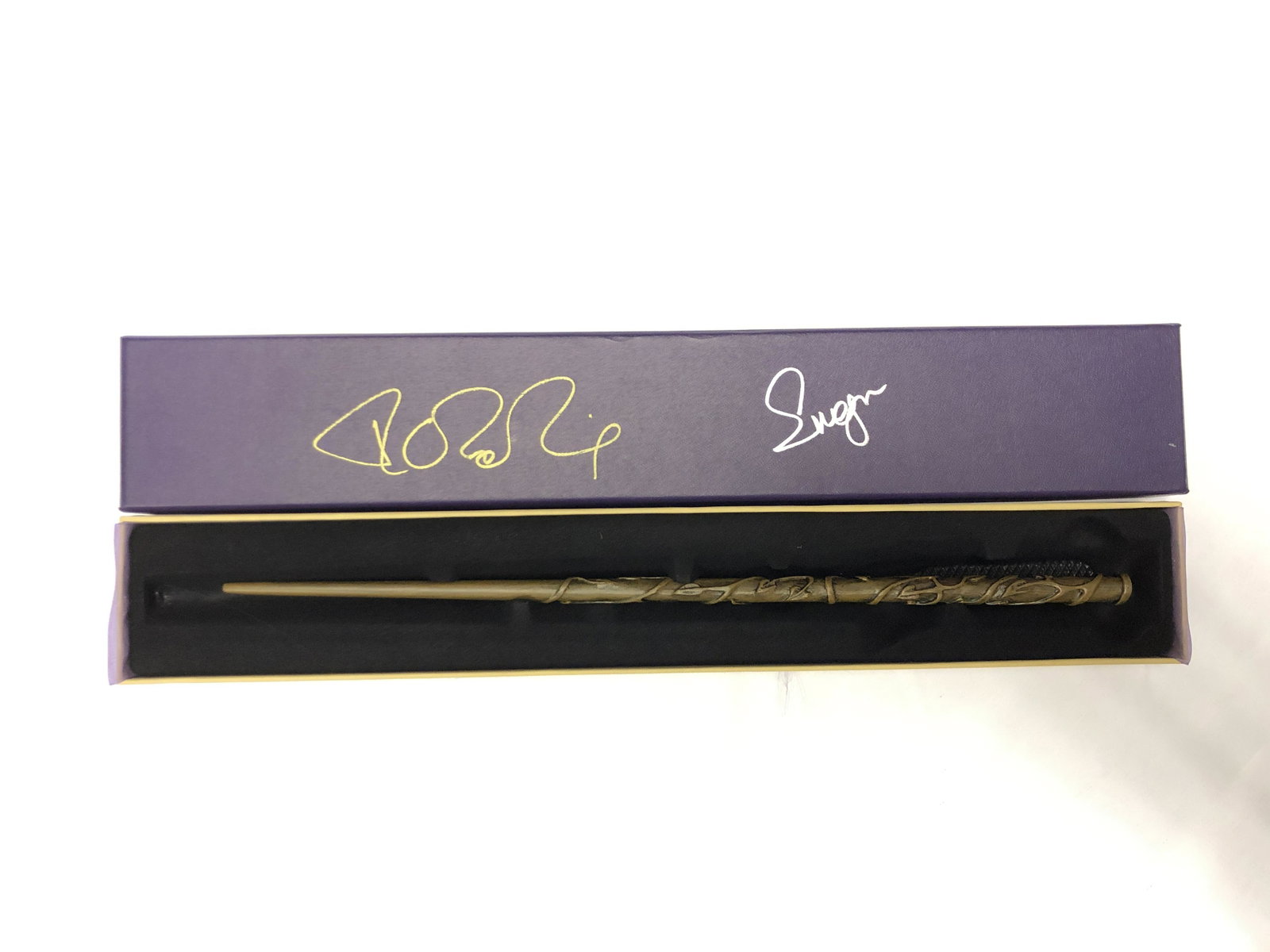 Emma Watson JK Rowling Autograph Signed Harry Potter: Category: Autograph CollectiblesAutograph Includes: JK Rowling, Emma WatsonItem is in great condition with no damage, unframedIf image of documentation is attached in the listing, the lot is sold with